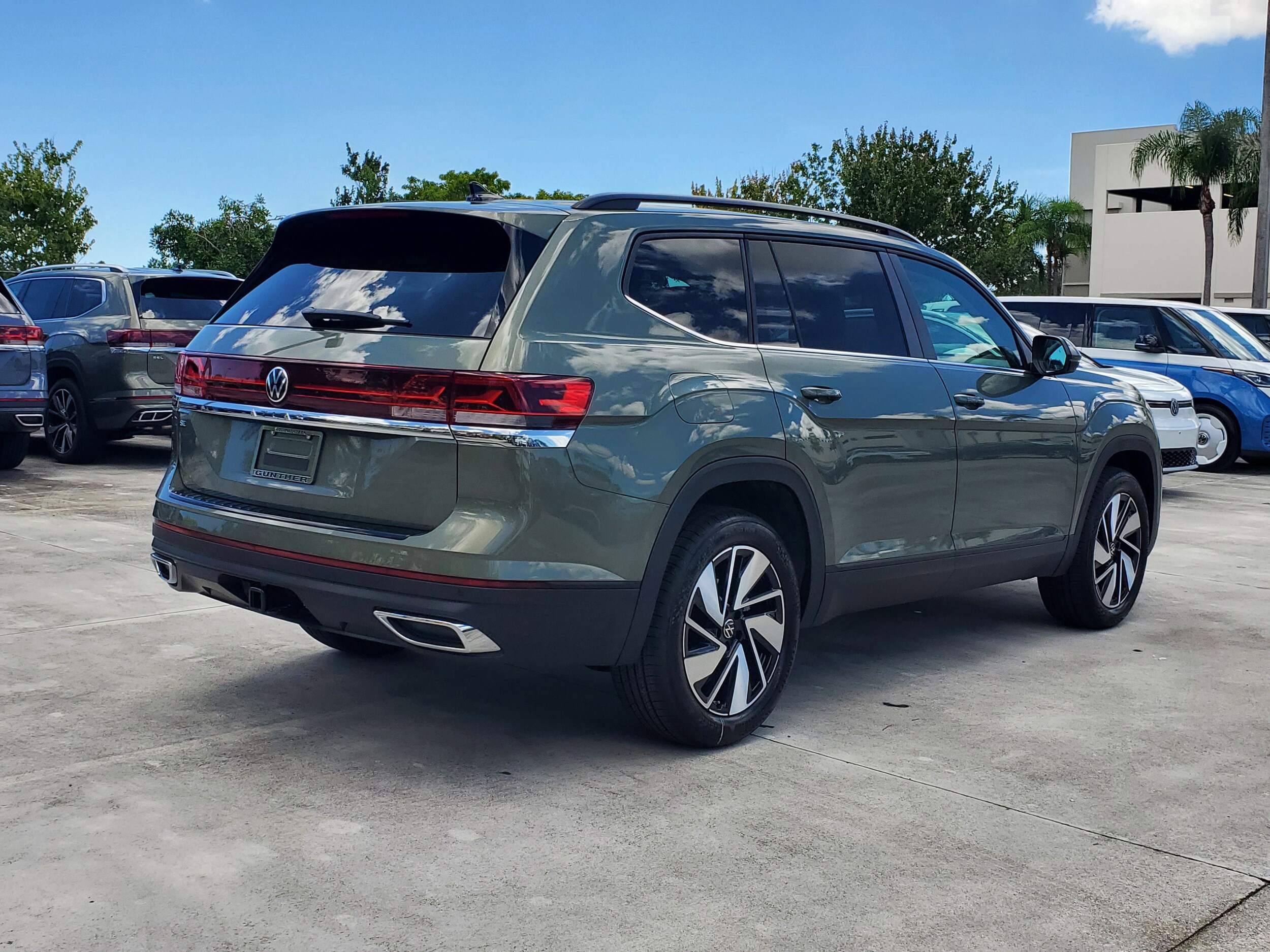 2026 Volkswagen Atlas SE Technology photo 2