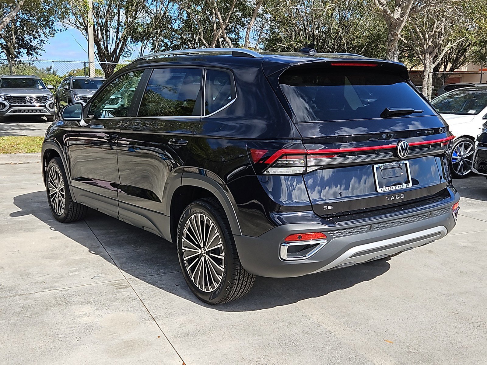 2025 Volkswagen Taos SE photo 4