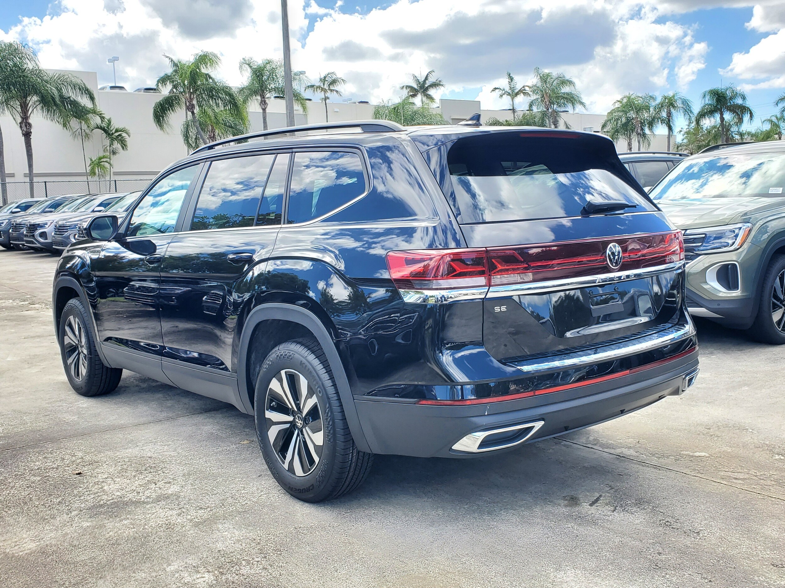 2026 Volkswagen Atlas SE photo 3