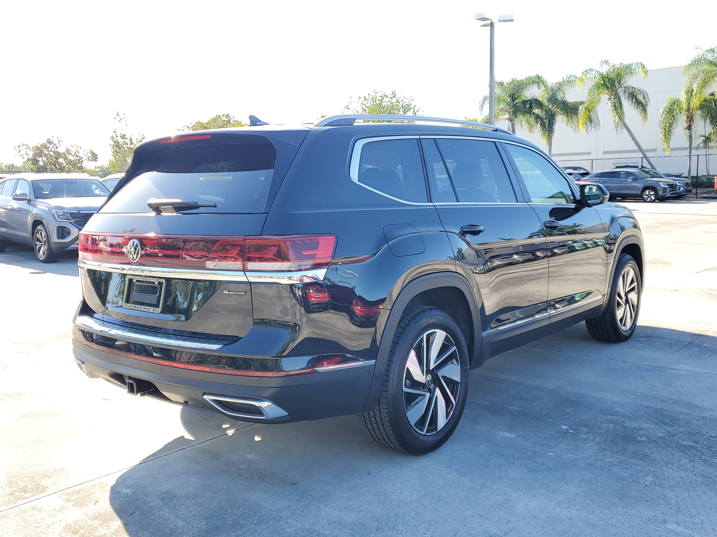 2025 Volkswagen Atlas SEL photo 3