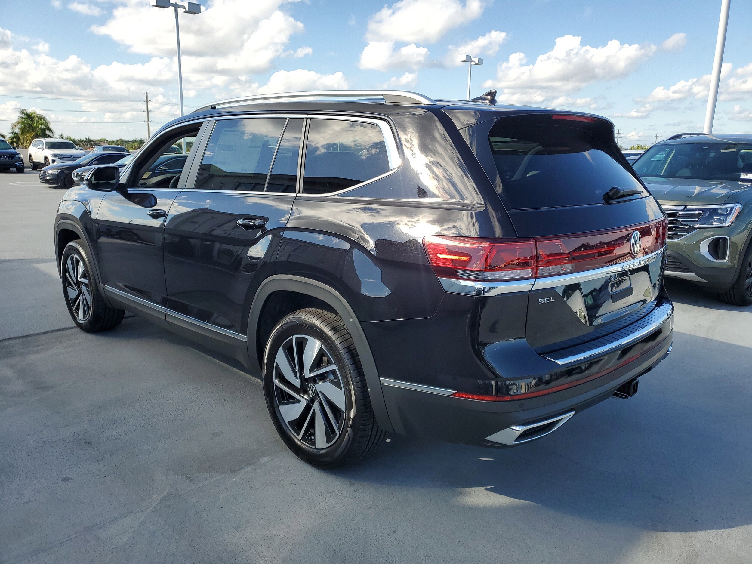 2026 Volkswagen Atlas SEL photo 4