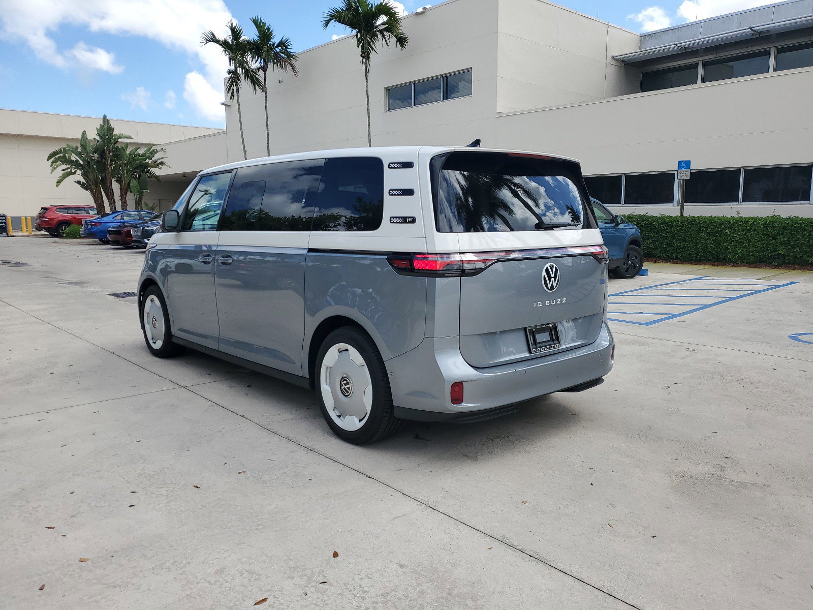 2025 Volkswagen ID. Buzz photo 4