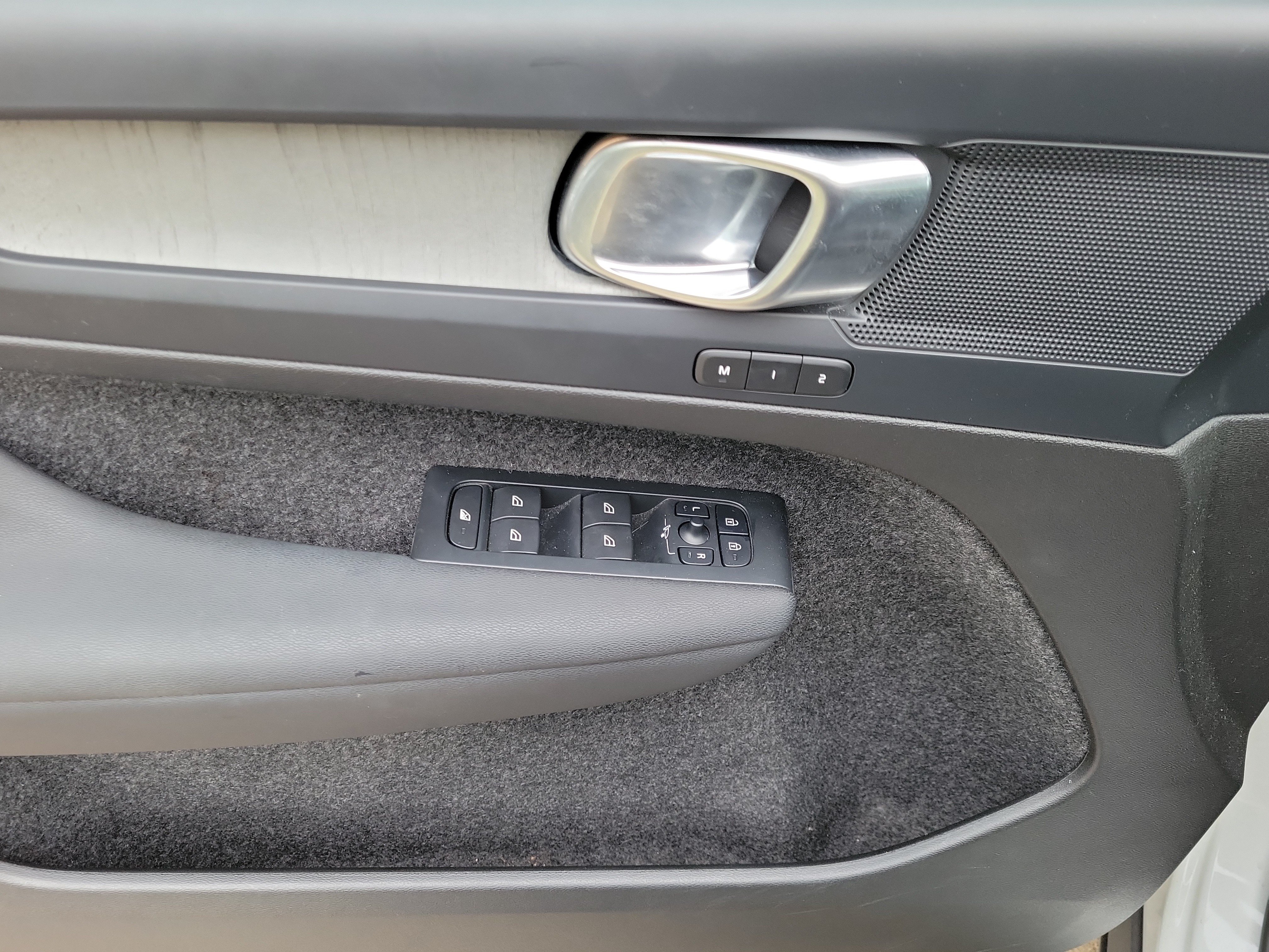2024 Volvo XC40 Plus - Photo 16