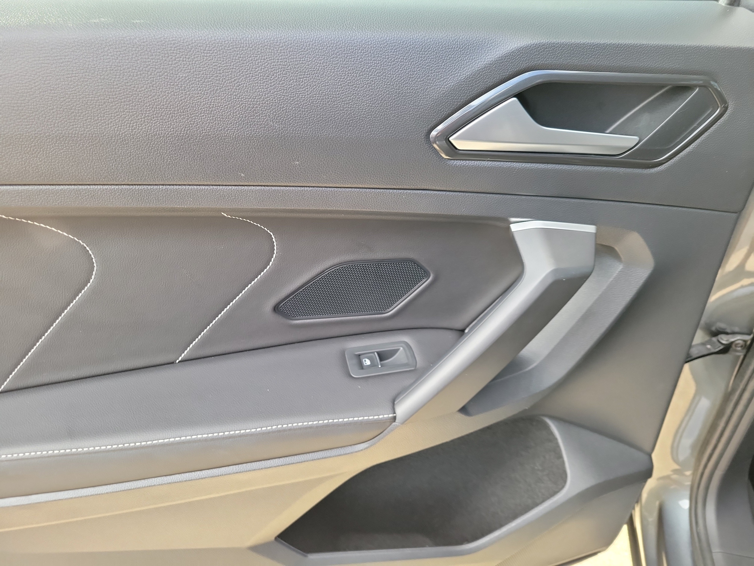 2024 Volkswagen Tiguan SE - Photo 12