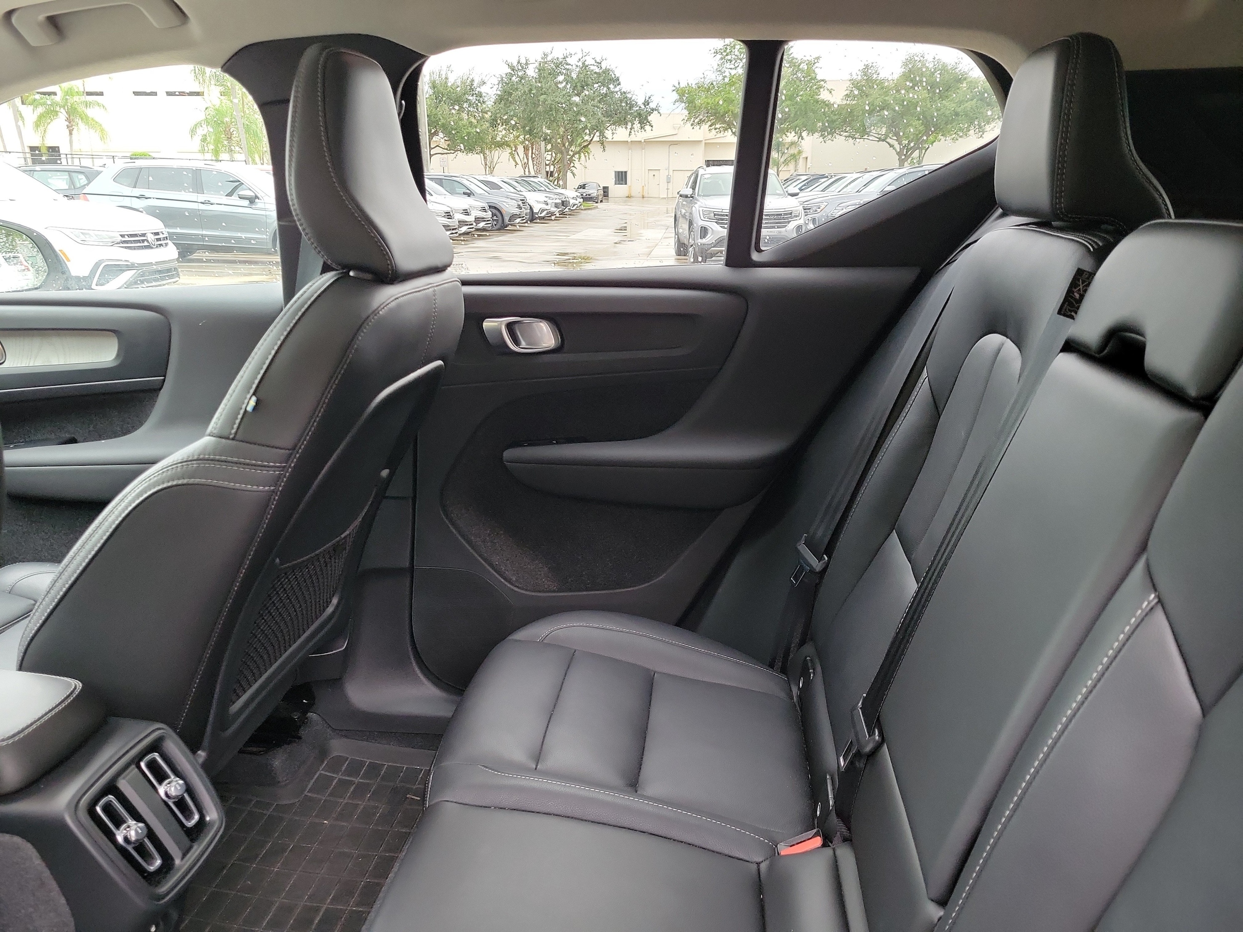 2024 Volvo XC40 Plus - Photo 11