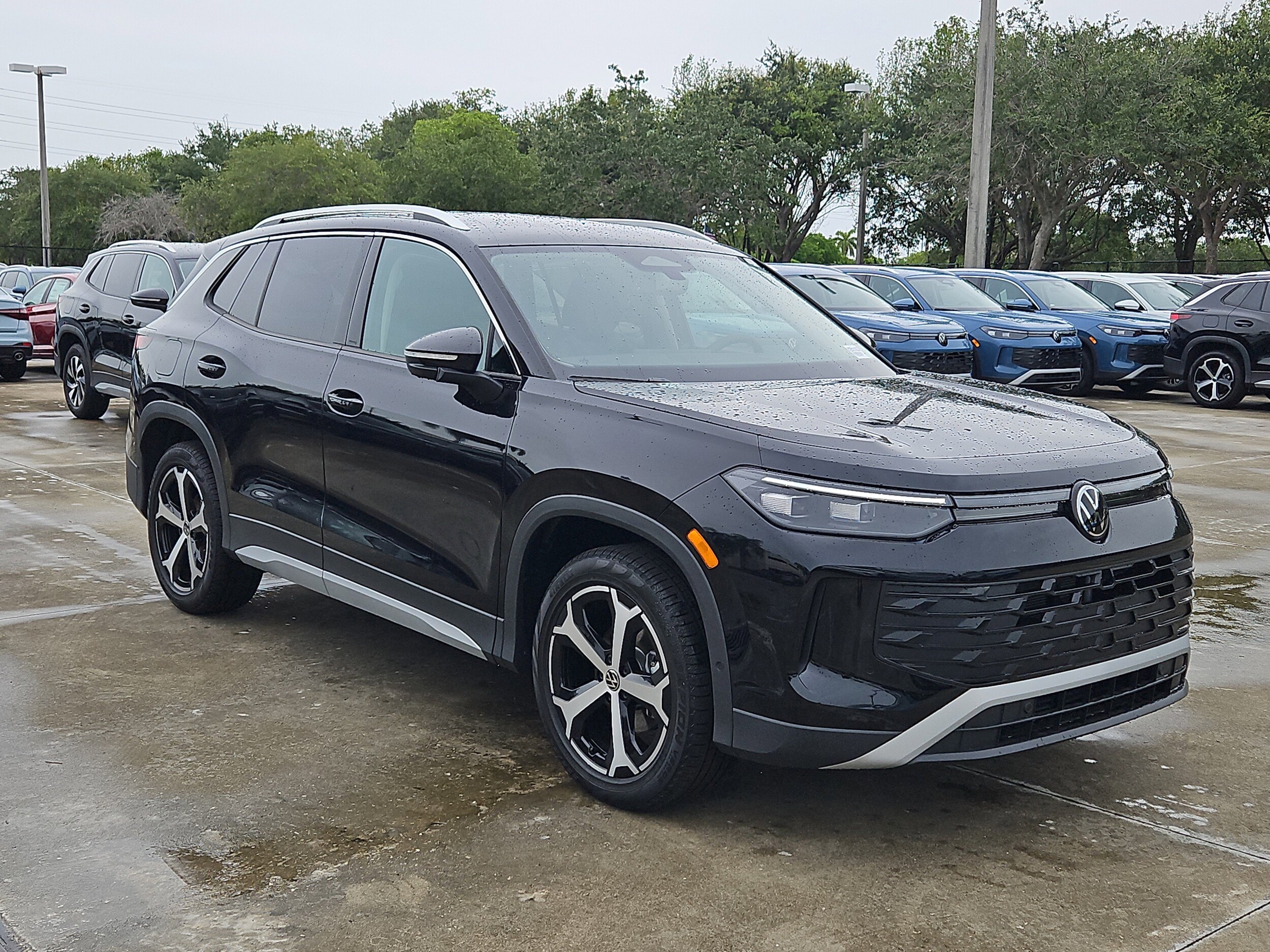2025 Volkswagen Tiguan SE photo 2