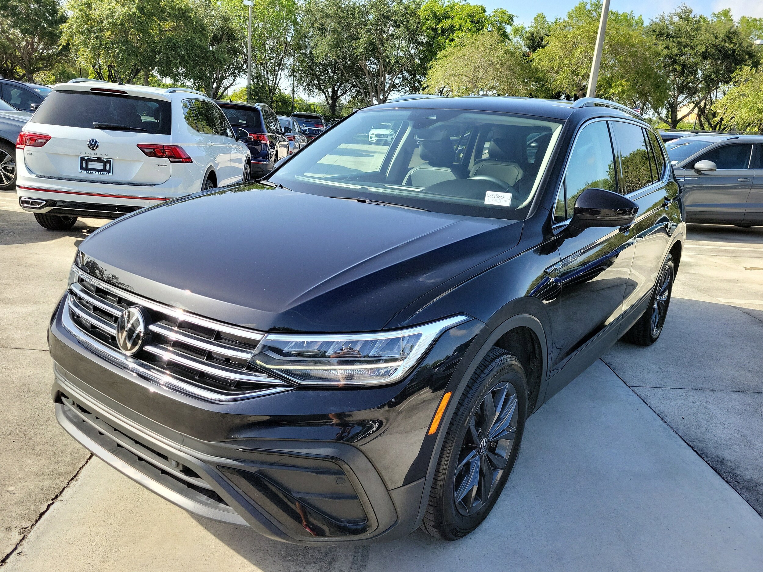2023 Volkswagen Tiguan SE photo 3