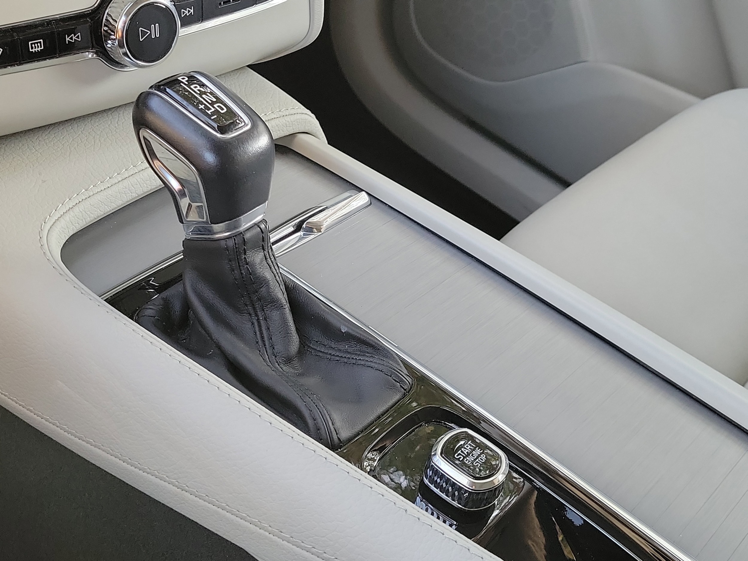 2022 Volvo XC90 Momentum - Photo 25