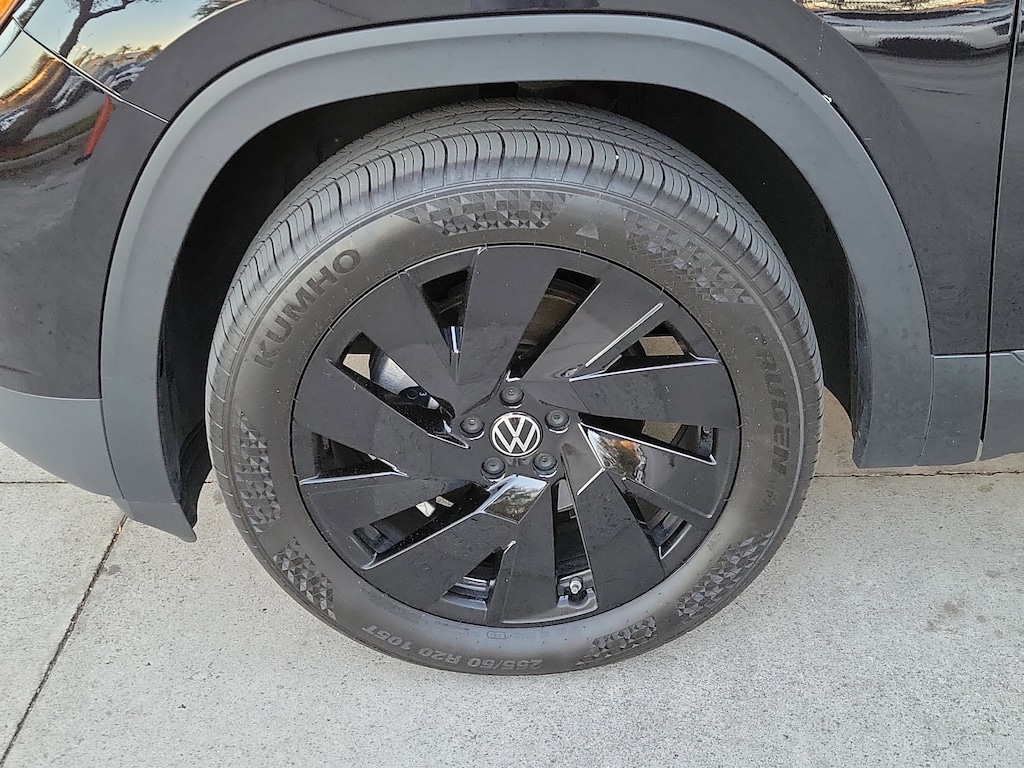 Used 2025 Volkswagen Atlas Cross Sport 2.0T SE w/Technology SUV