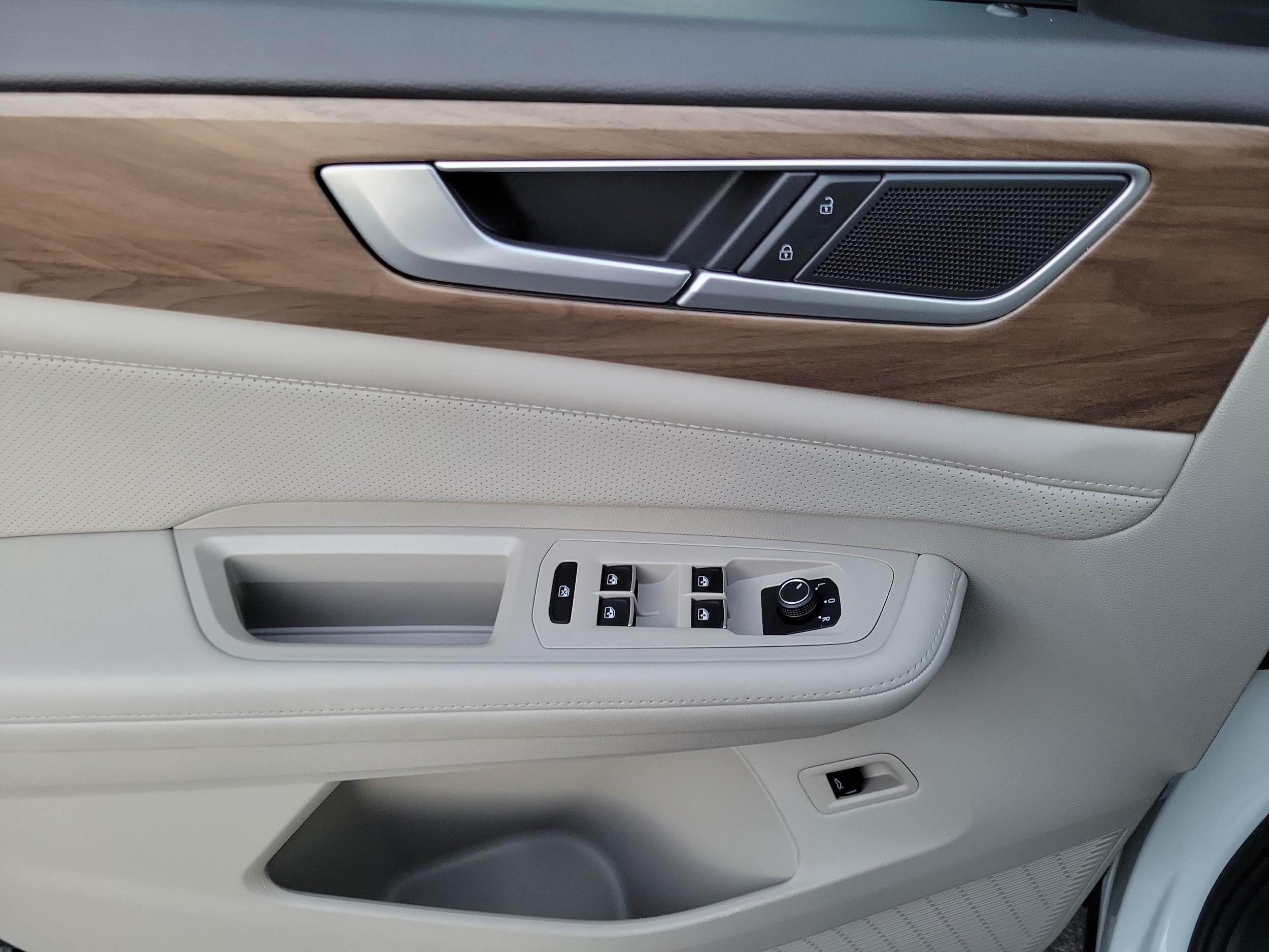 2024 Volkswagen Atlas SE w/Tech - Photo 12