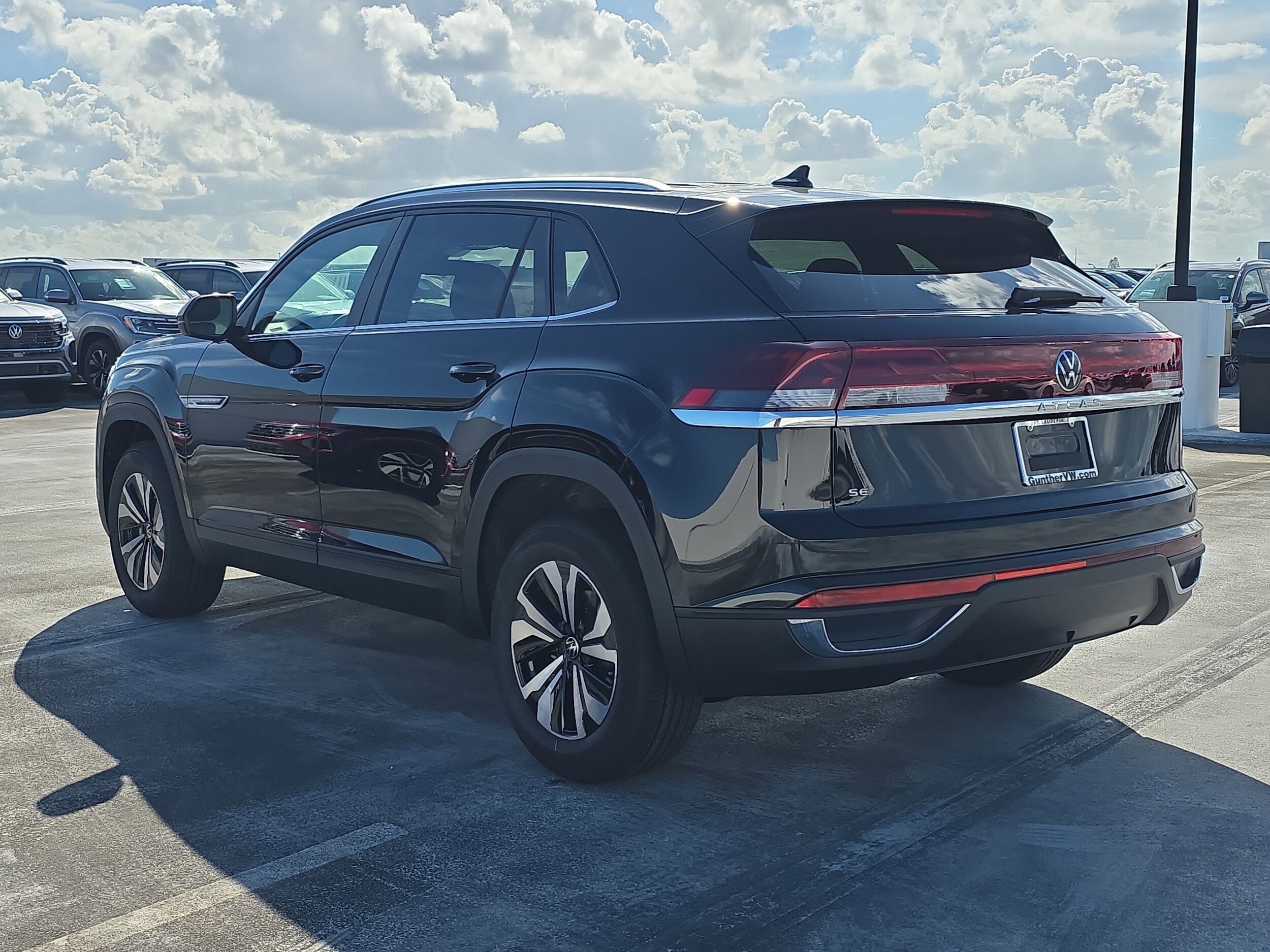 2026 Volkswagen Atlas Cross Sport SE photo 4