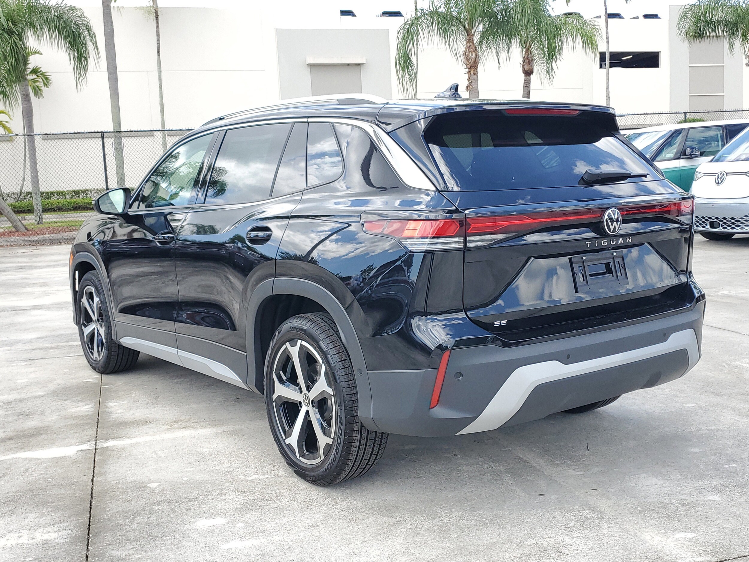 2025 Volkswagen Tiguan SE photo 4