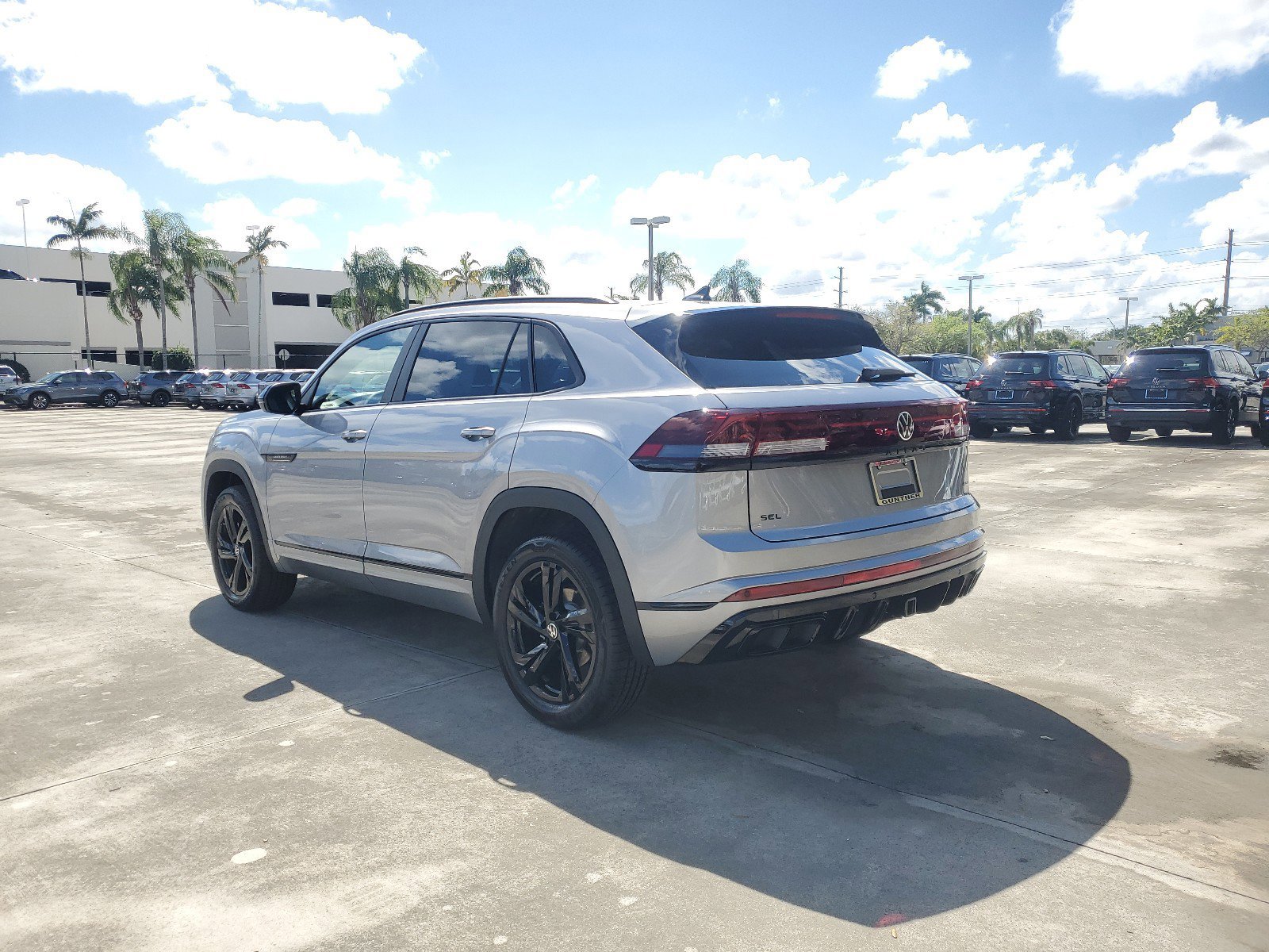 2025 Volkswagen Atlas Cross Sport SEL R-Line photo 4