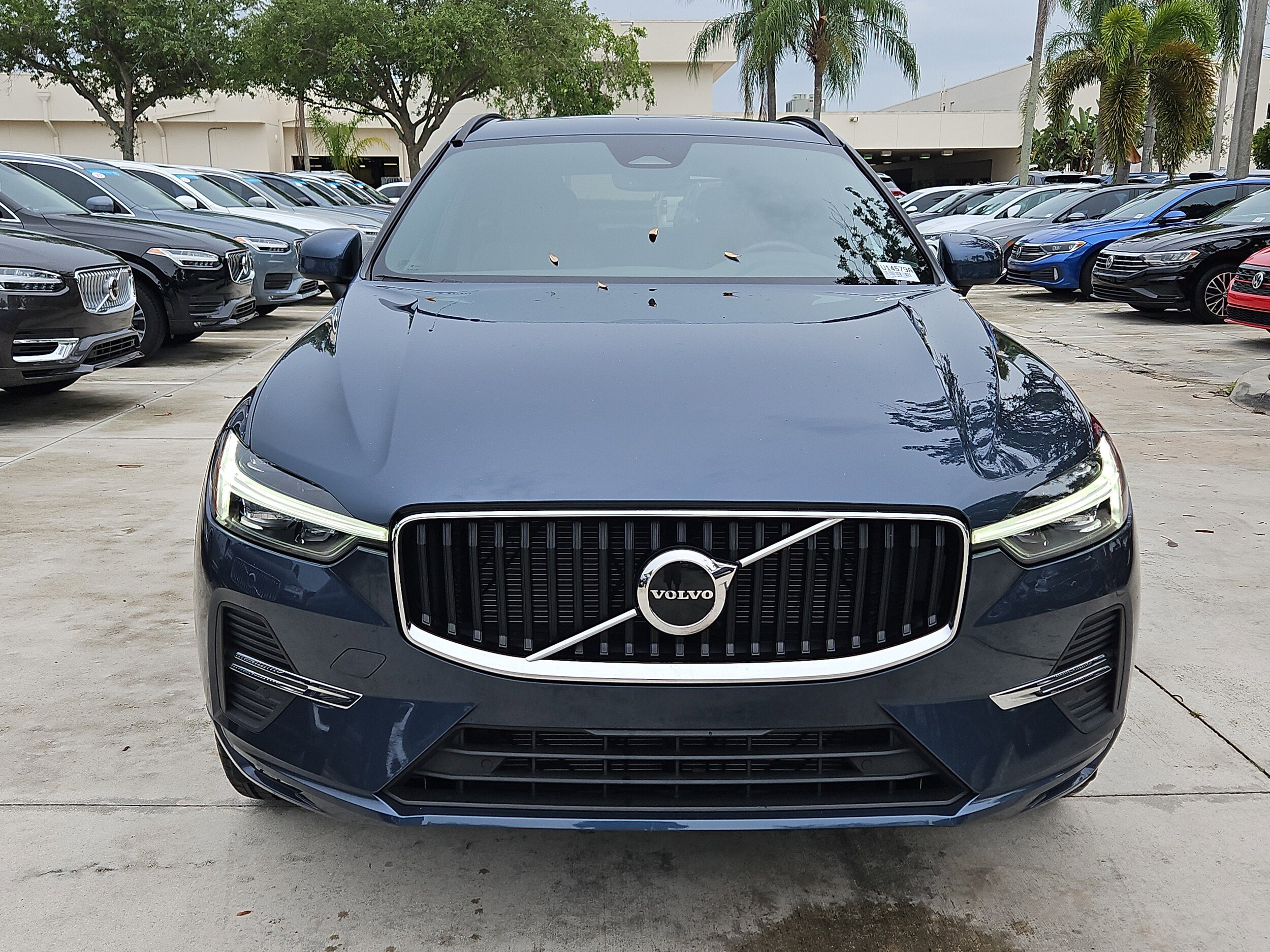 2022 Volvo XC60 B5 Momentum photo 2