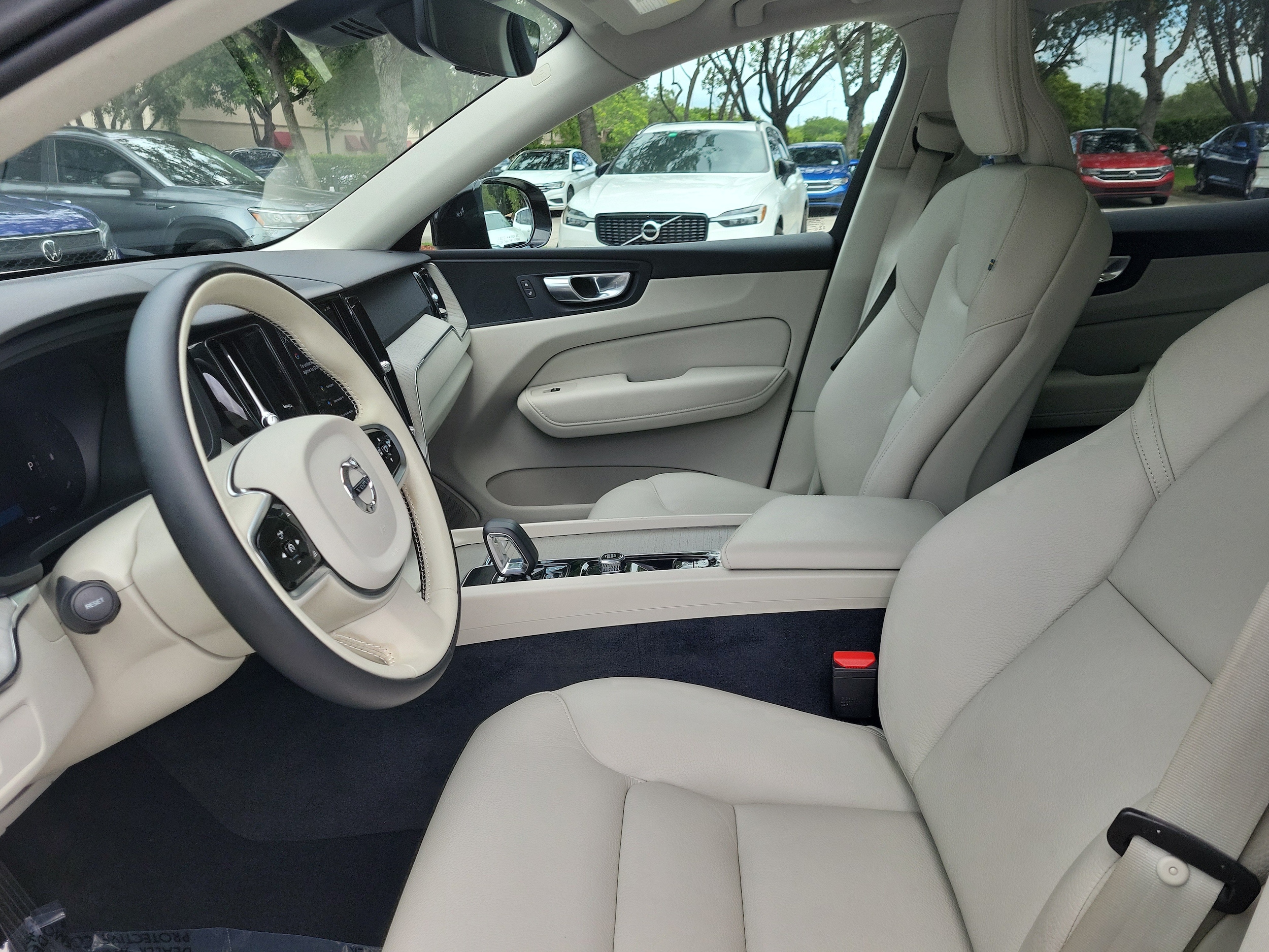 2024 Volvo XC60 Plus - Photo 17
