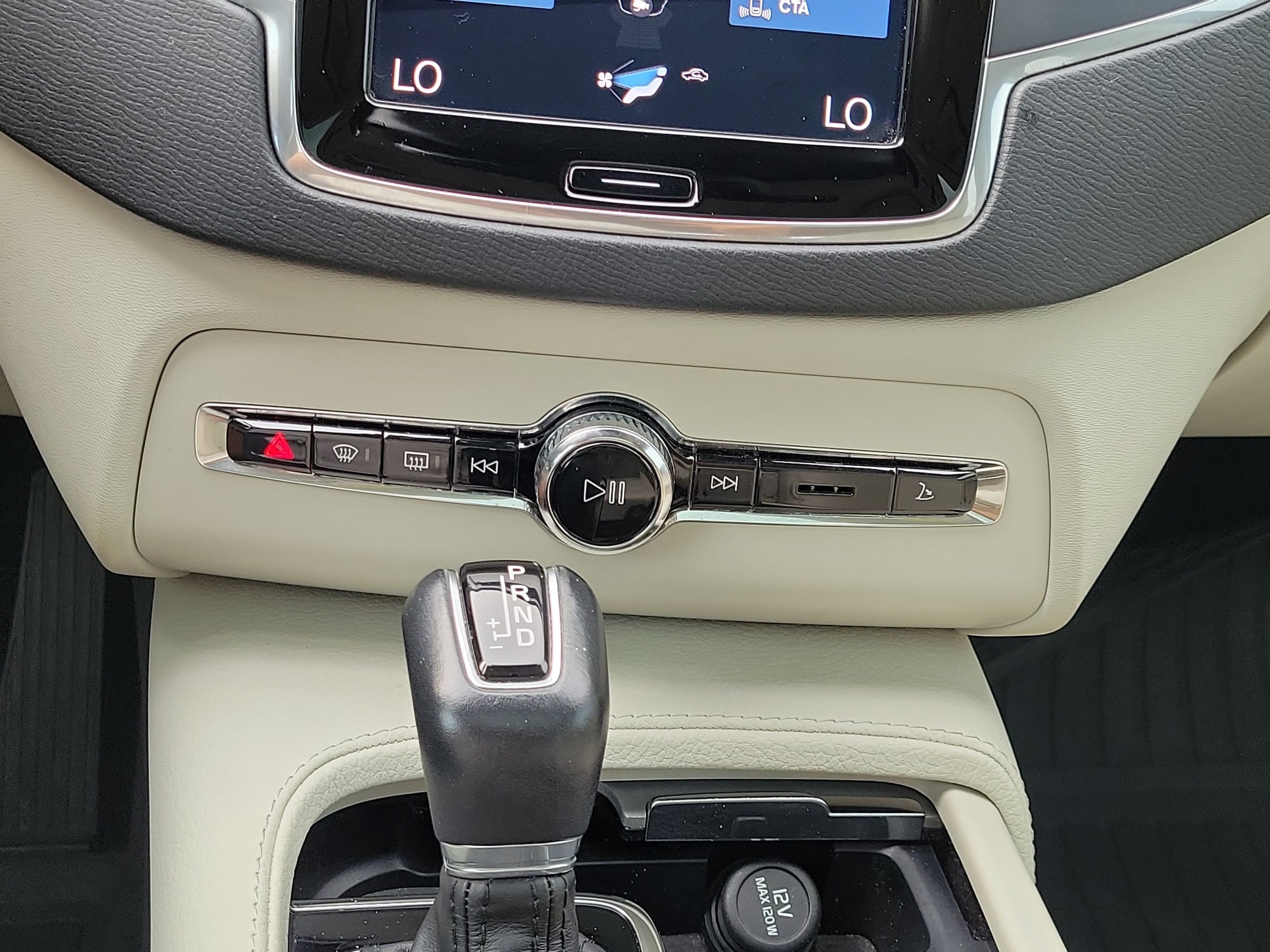 2022 Volvo XC90 Momentum - Photo 29