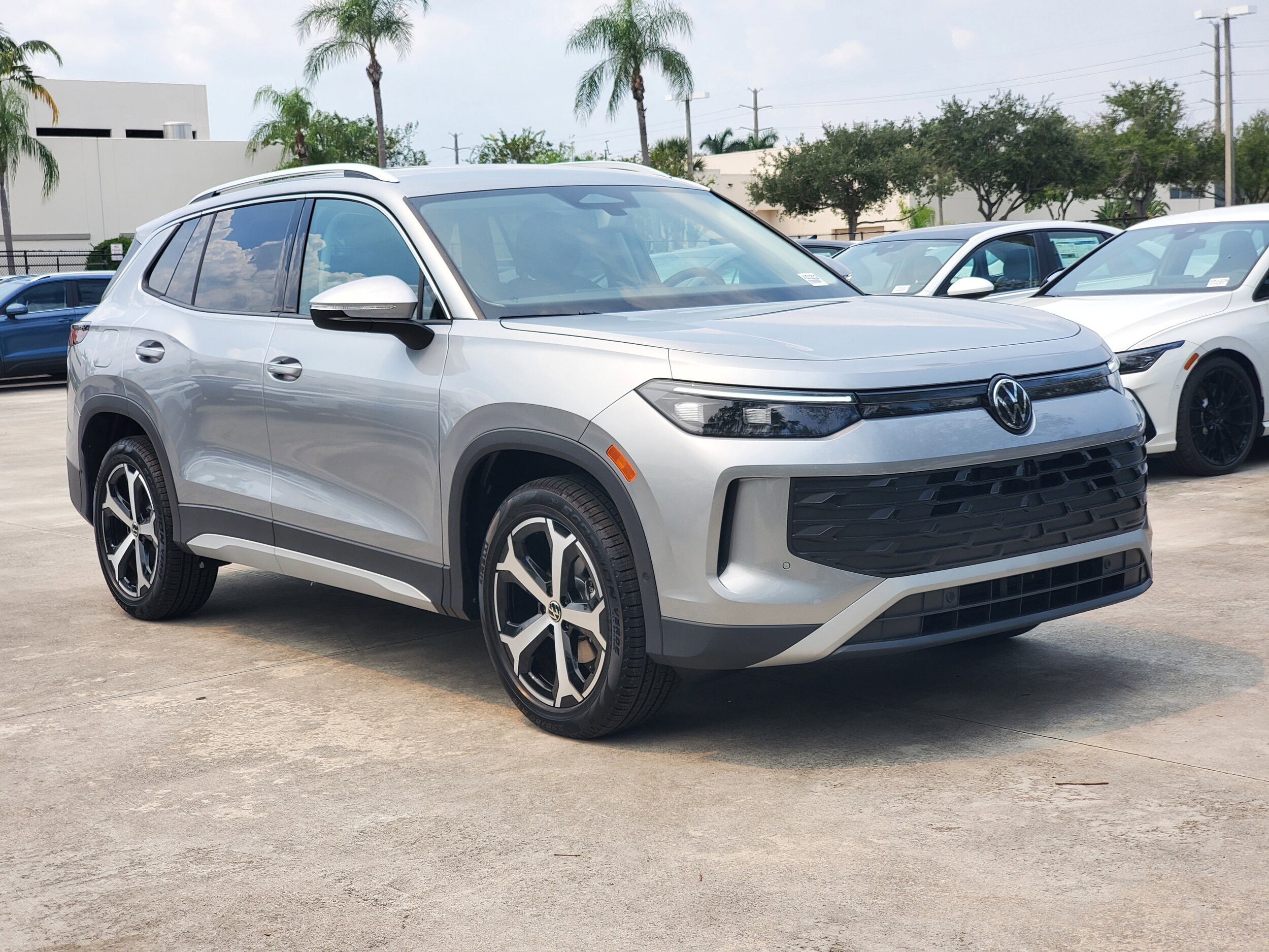 2025 Volkswagen Tiguan SE photo 2
