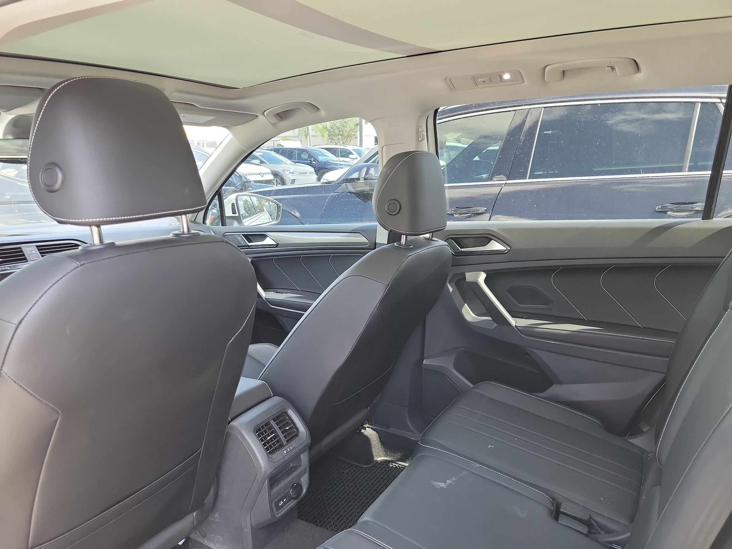 2023 Volkswagen Tiguan SE - Photo 12