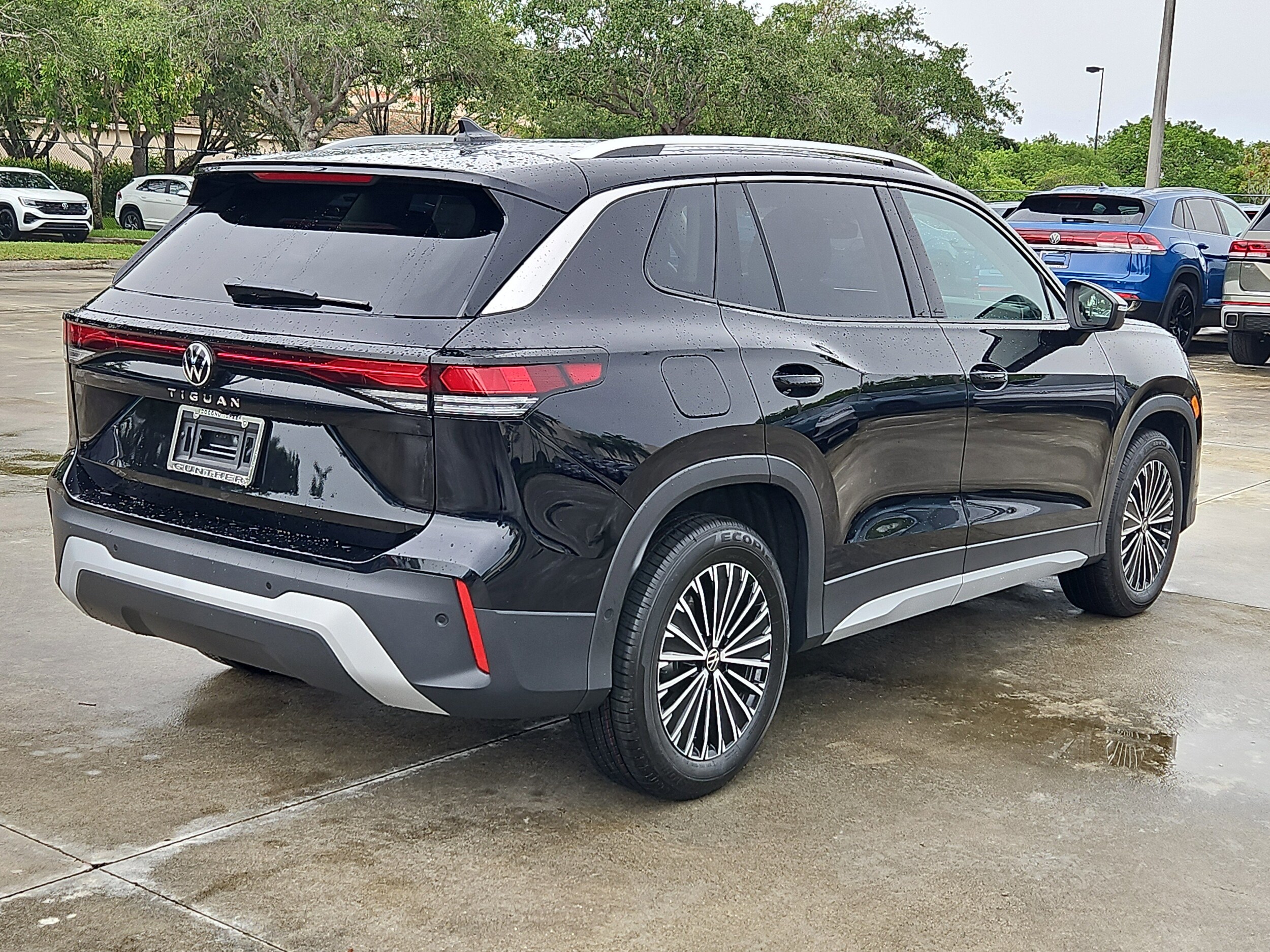 2025 Volkswagen Tiguan S photo 2
