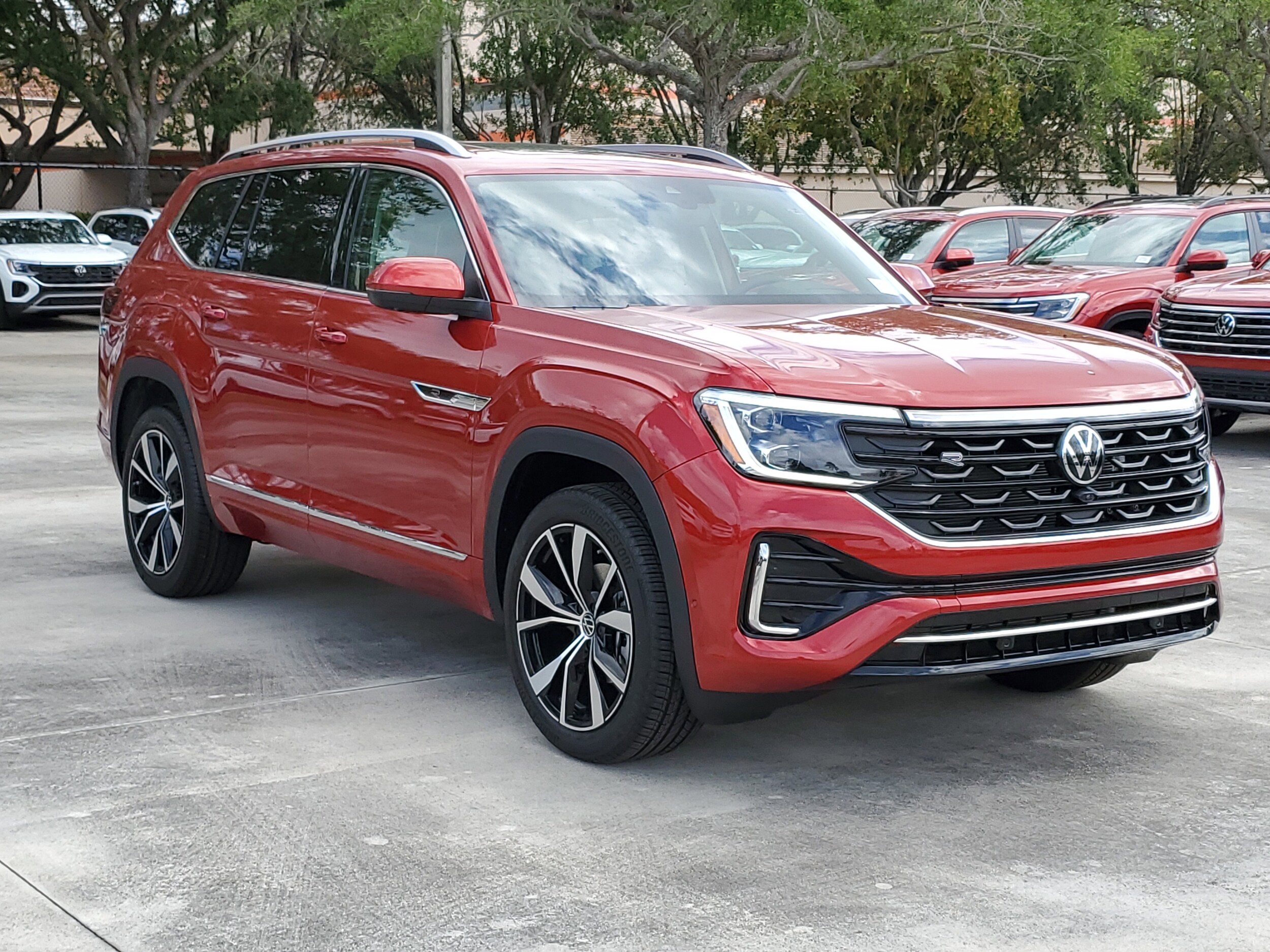 2025 Volkswagen Atlas SE Premium R-Line photo 2