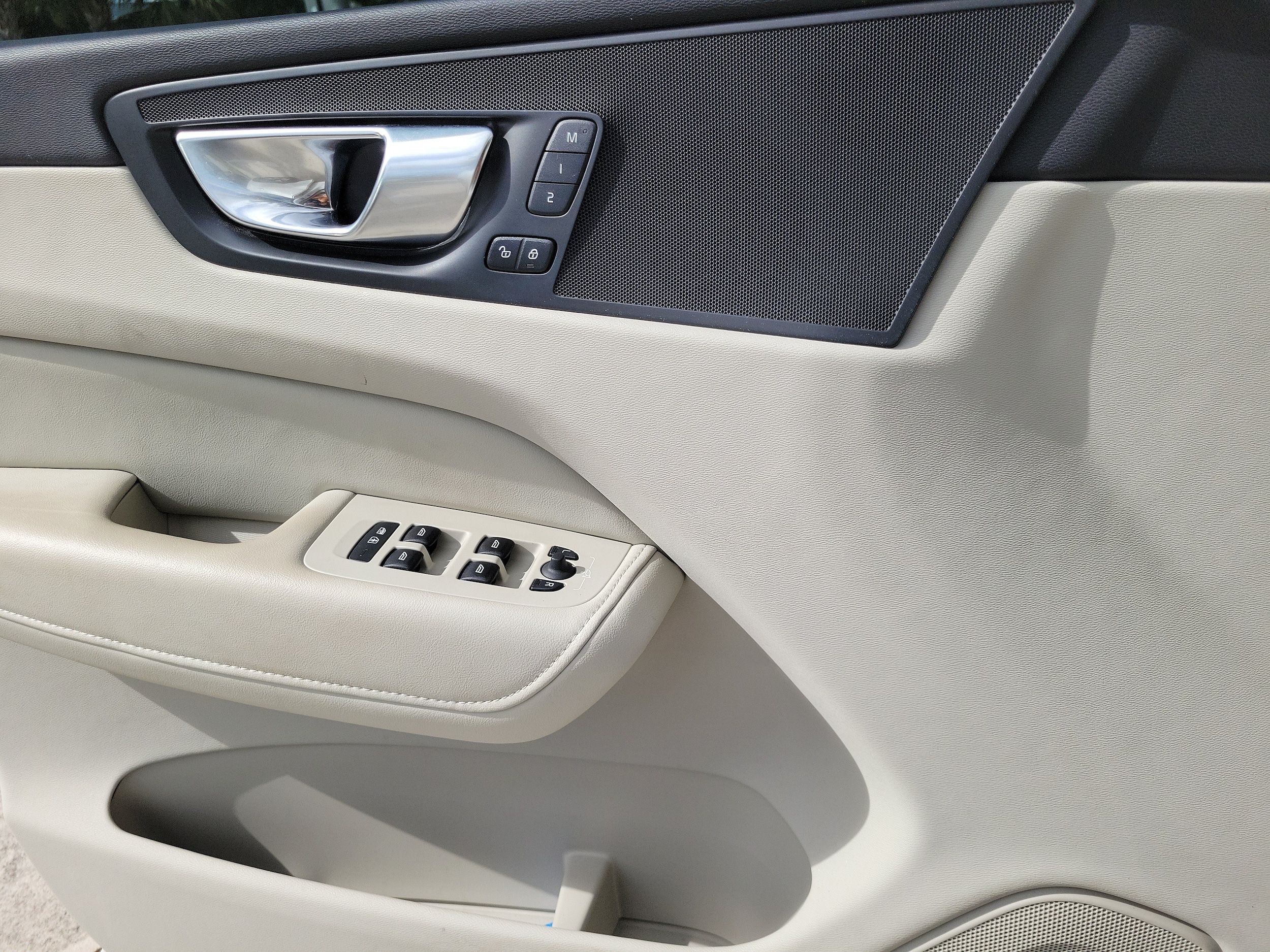 2025 Volvo XC60 Plus - Photo 17