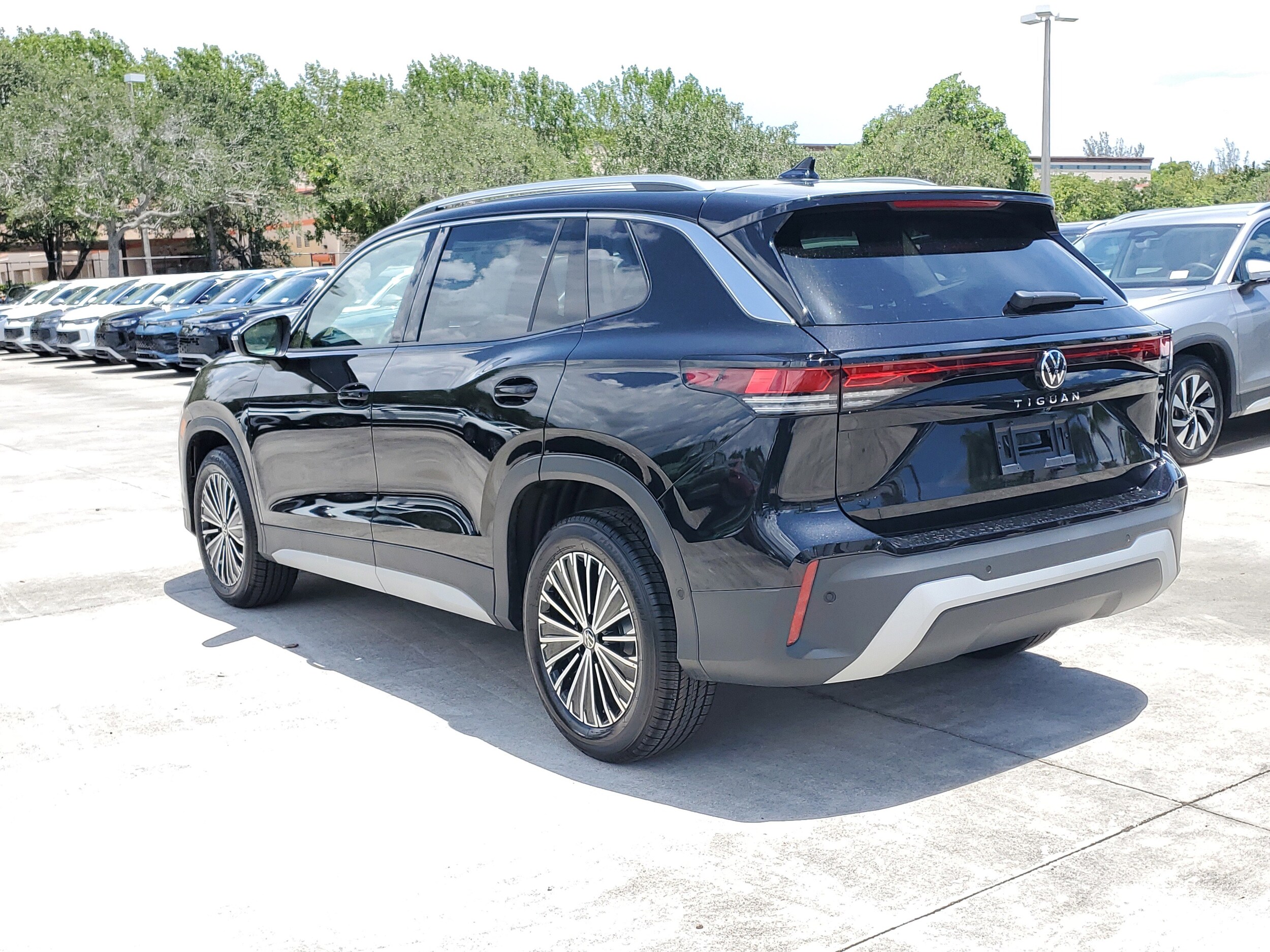 2025 Volkswagen Tiguan S photo 3