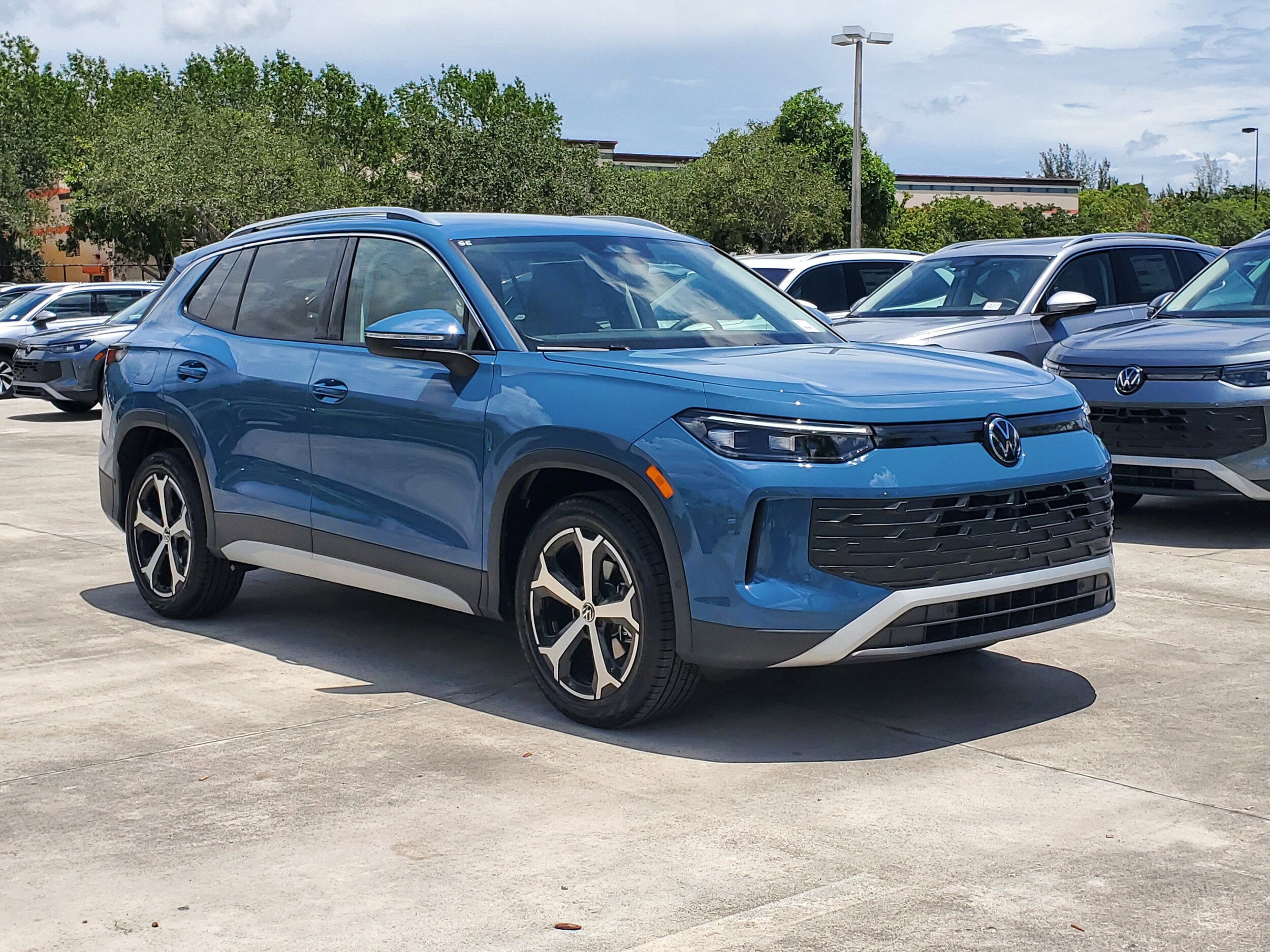 2025 Volkswagen Tiguan SE photo 2