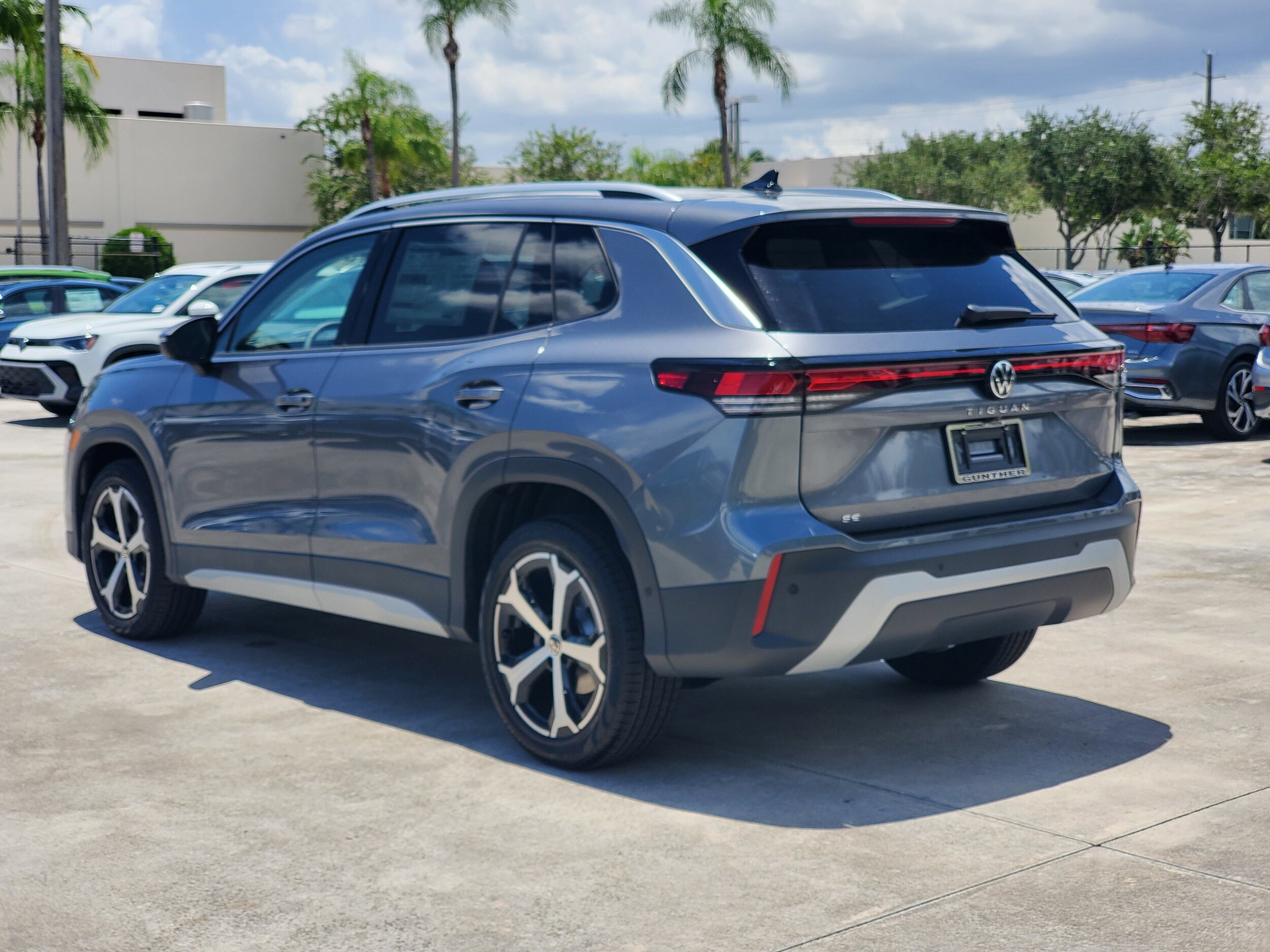 2025 Volkswagen Tiguan SE photo 3