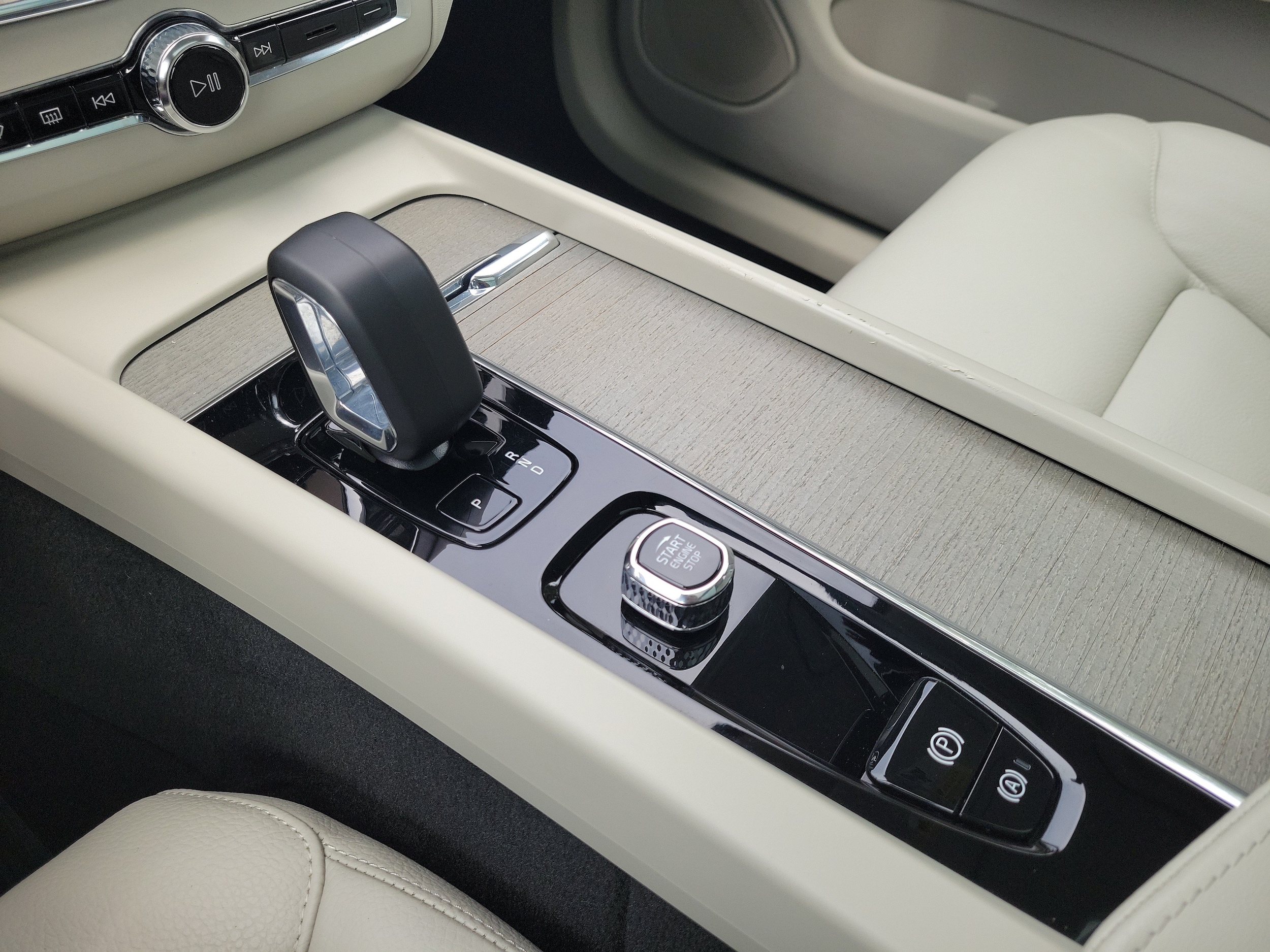 2024 Volvo XC60 Plus - Photo 28