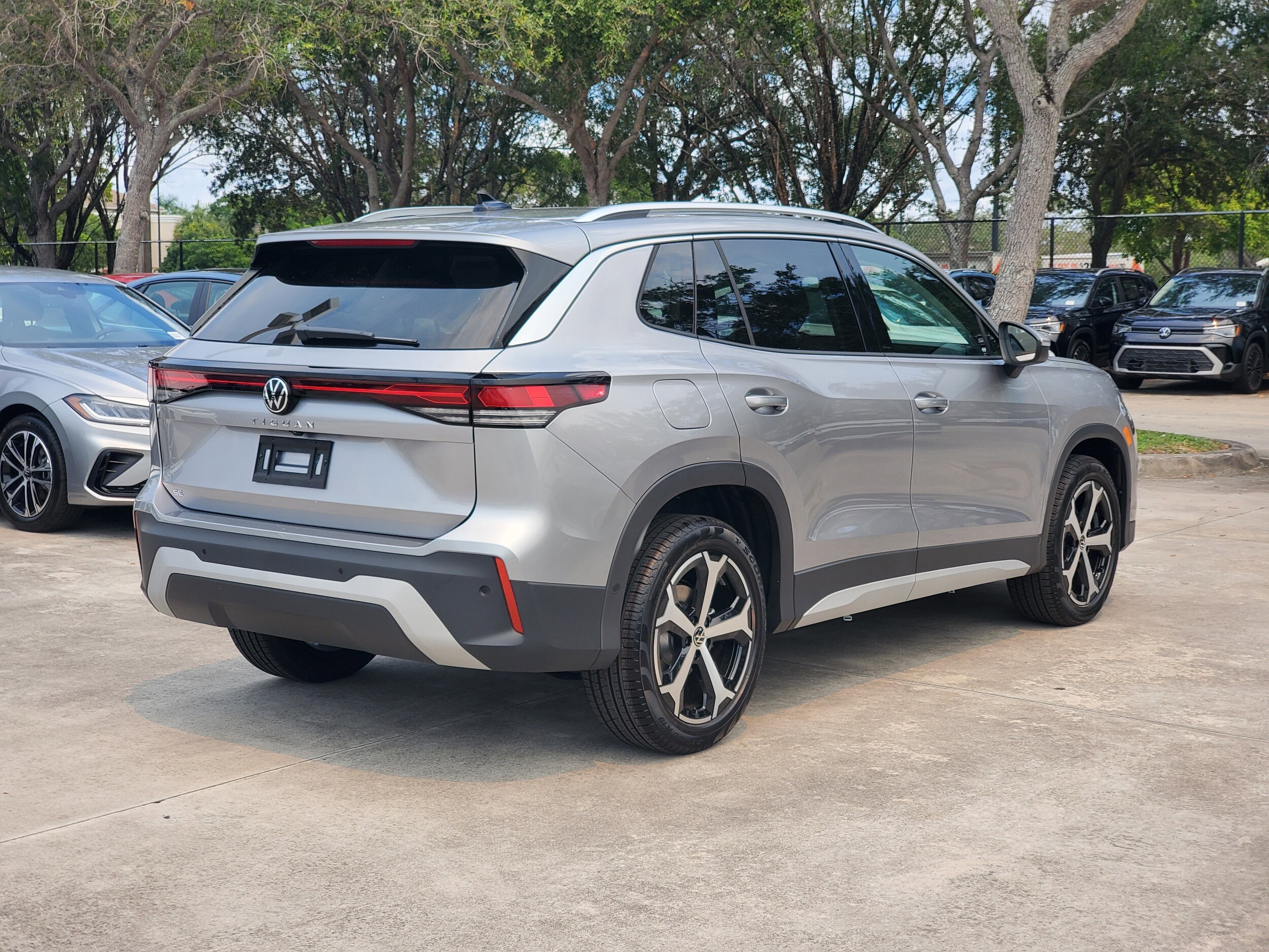 2026 Volkswagen Tiguan SE photo 3