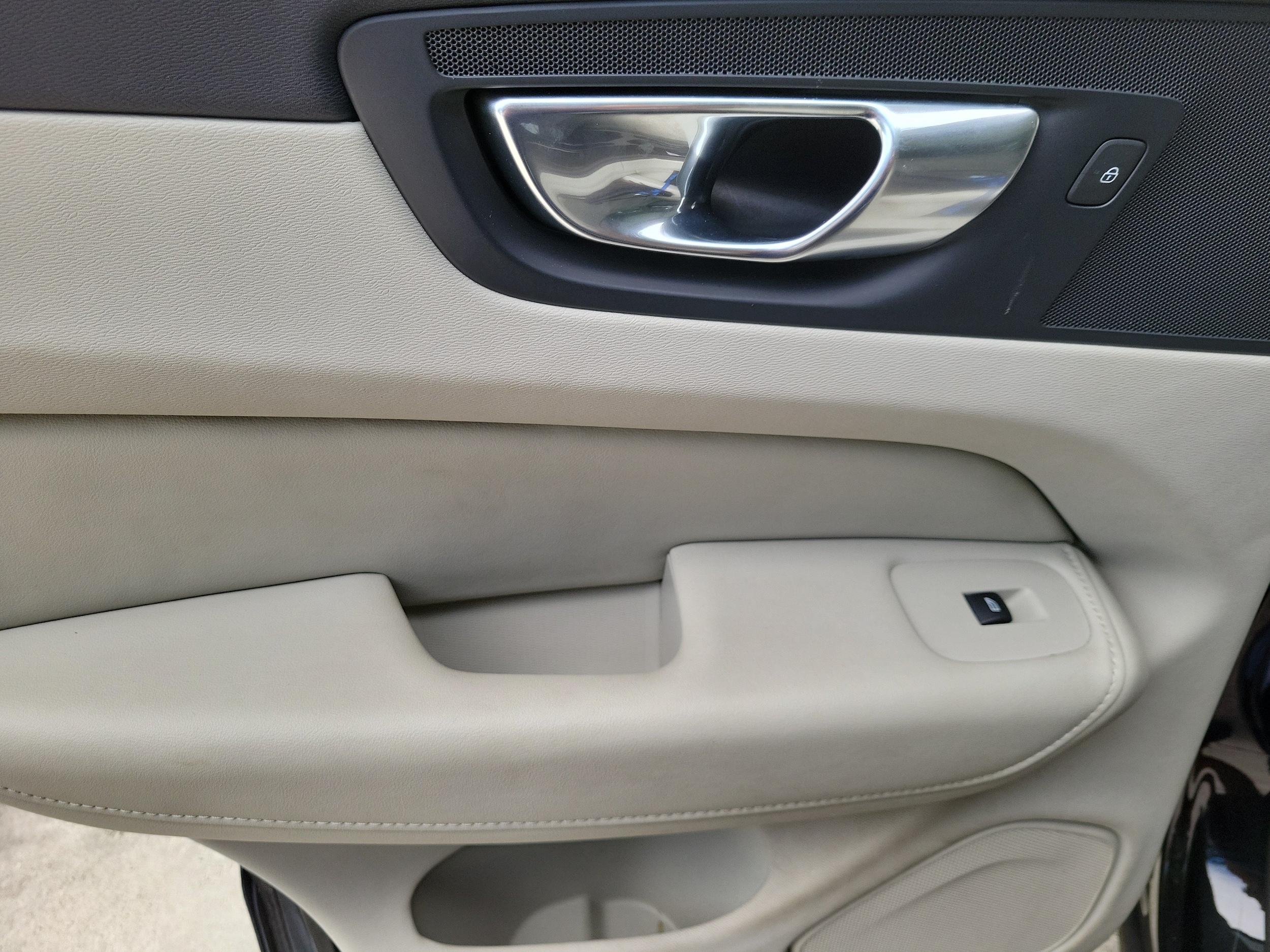 2025 Volvo XC60 Plus - Photo 12