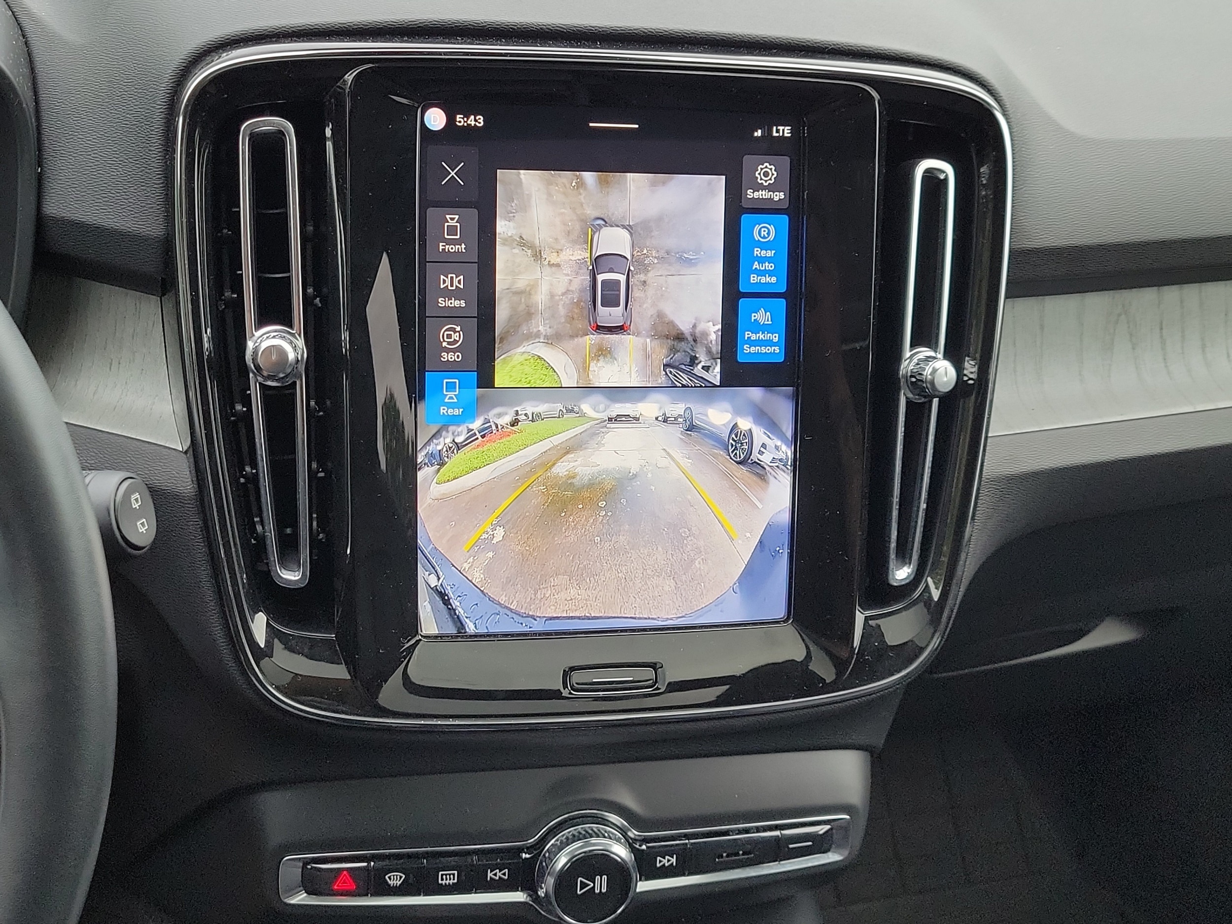 2024 Volvo XC40 Plus - Photo 25
