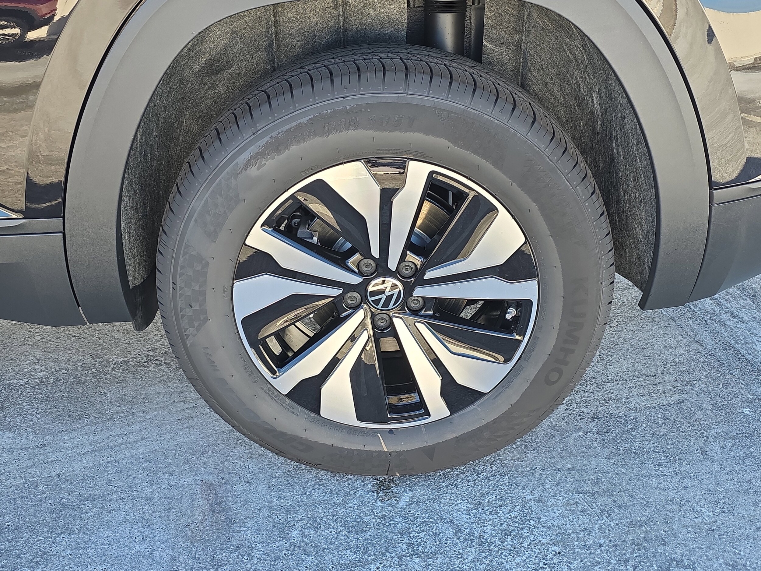 2026 Volkswagen Atlas Cross Sport SE photo 3