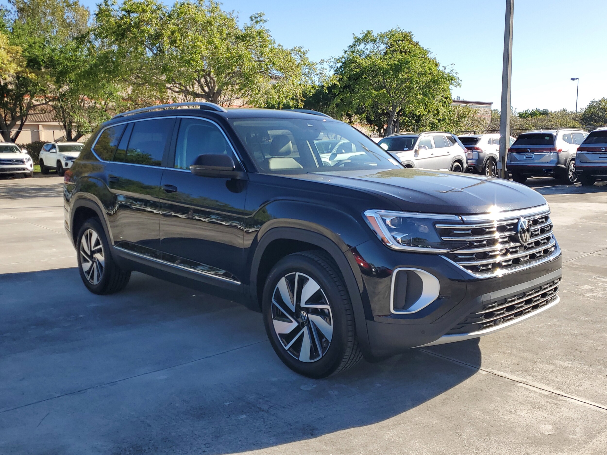 2025 Volkswagen Atlas SEL photo 2