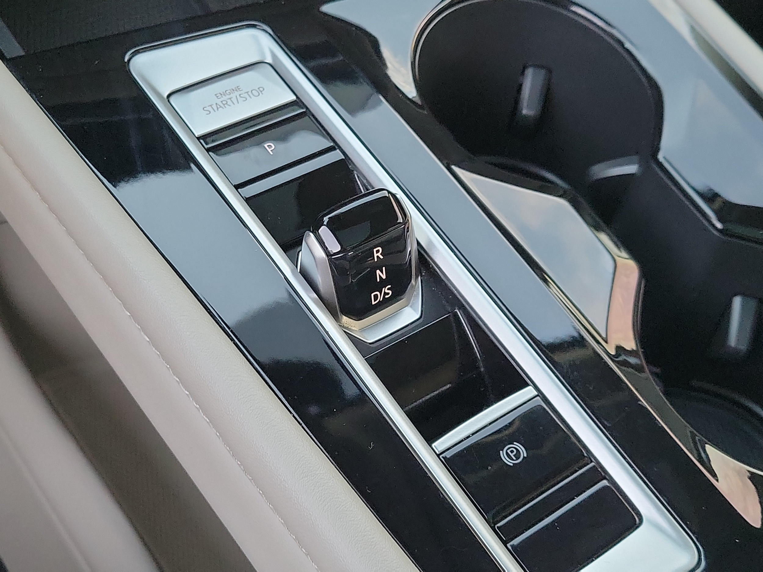 2024 Volkswagen Atlas SE w/Tech - Photo 19