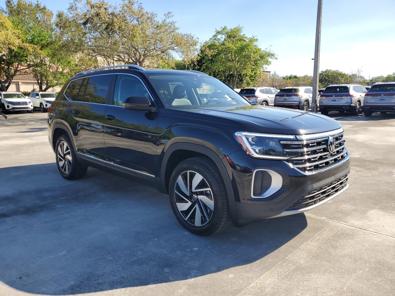 2025 Volkswagen Atlas SEL photo 2