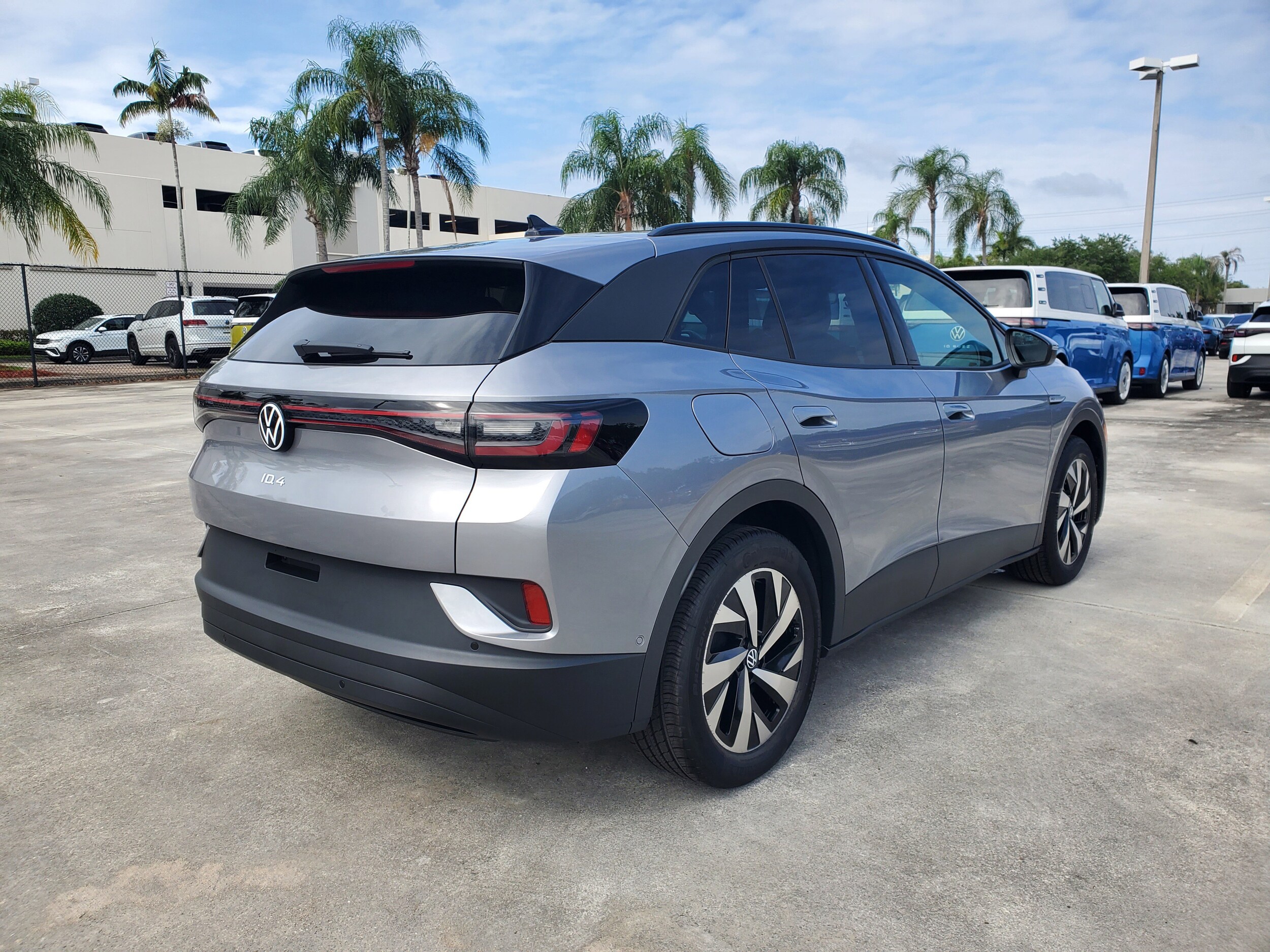 2025 Volkswagen ID.4 Pro photo 3