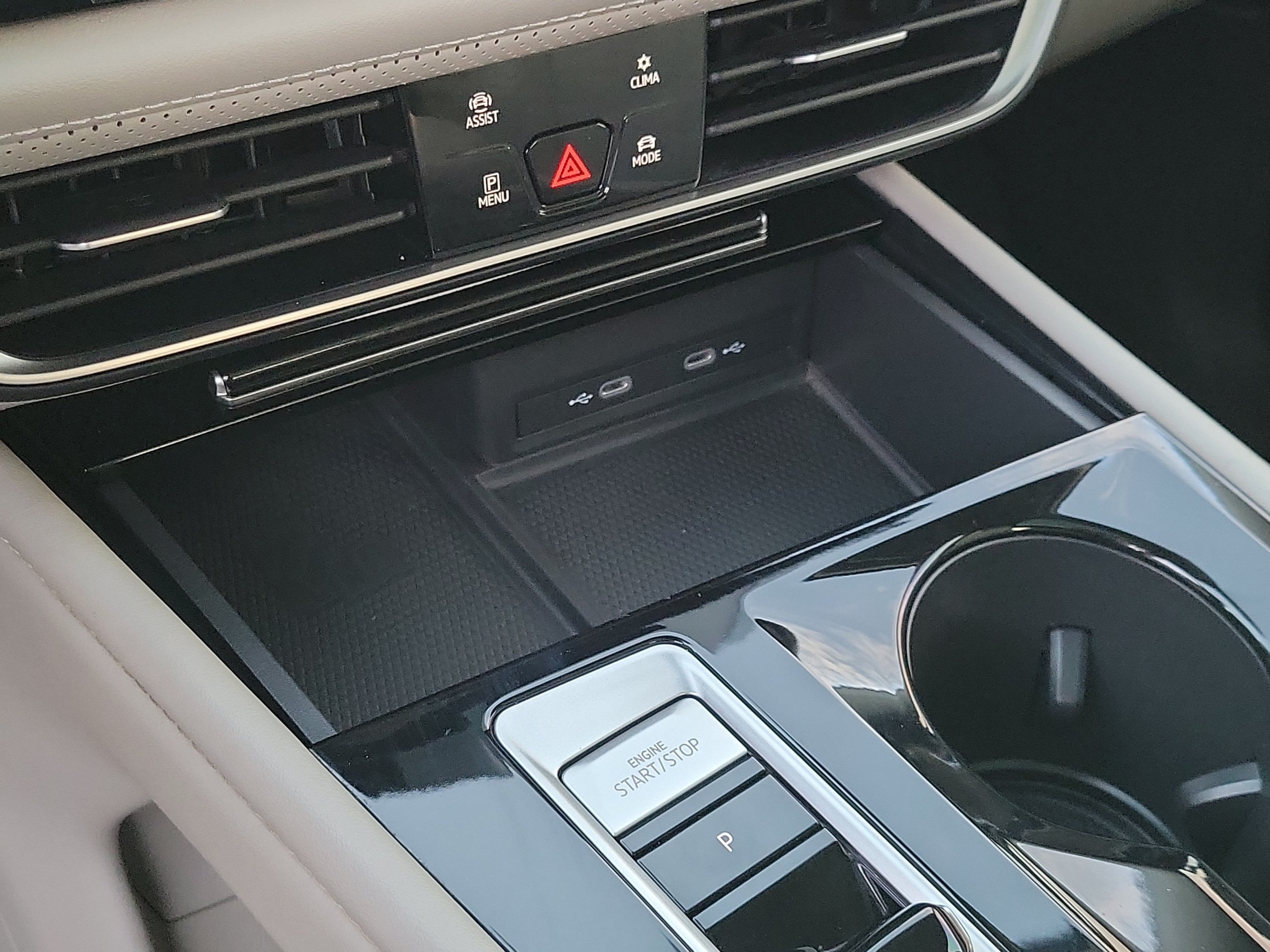 2024 Volkswagen Atlas SE w/Tech - Photo 17