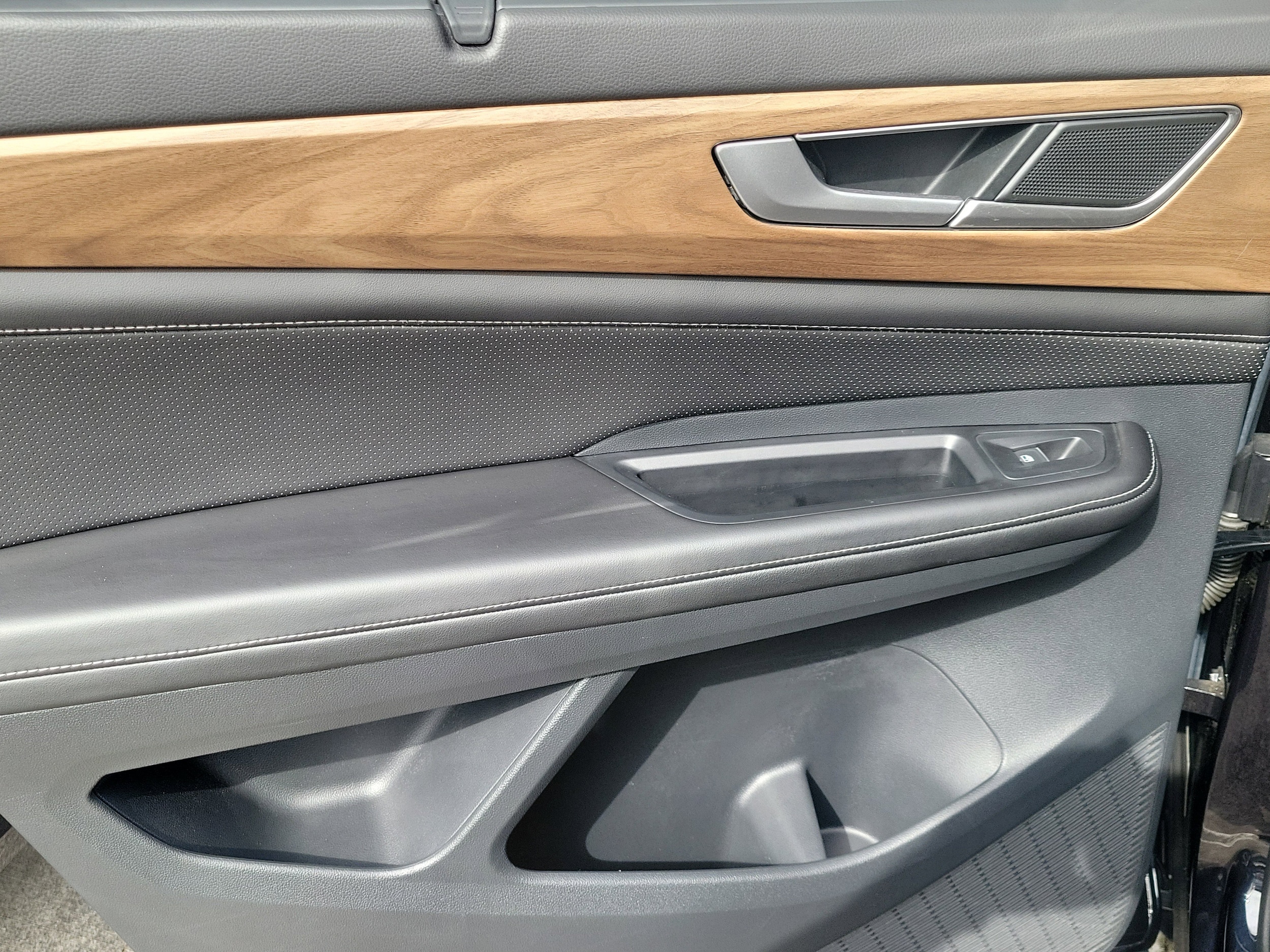 2024 Volkswagen Atlas SE w/Tech - Photo 13