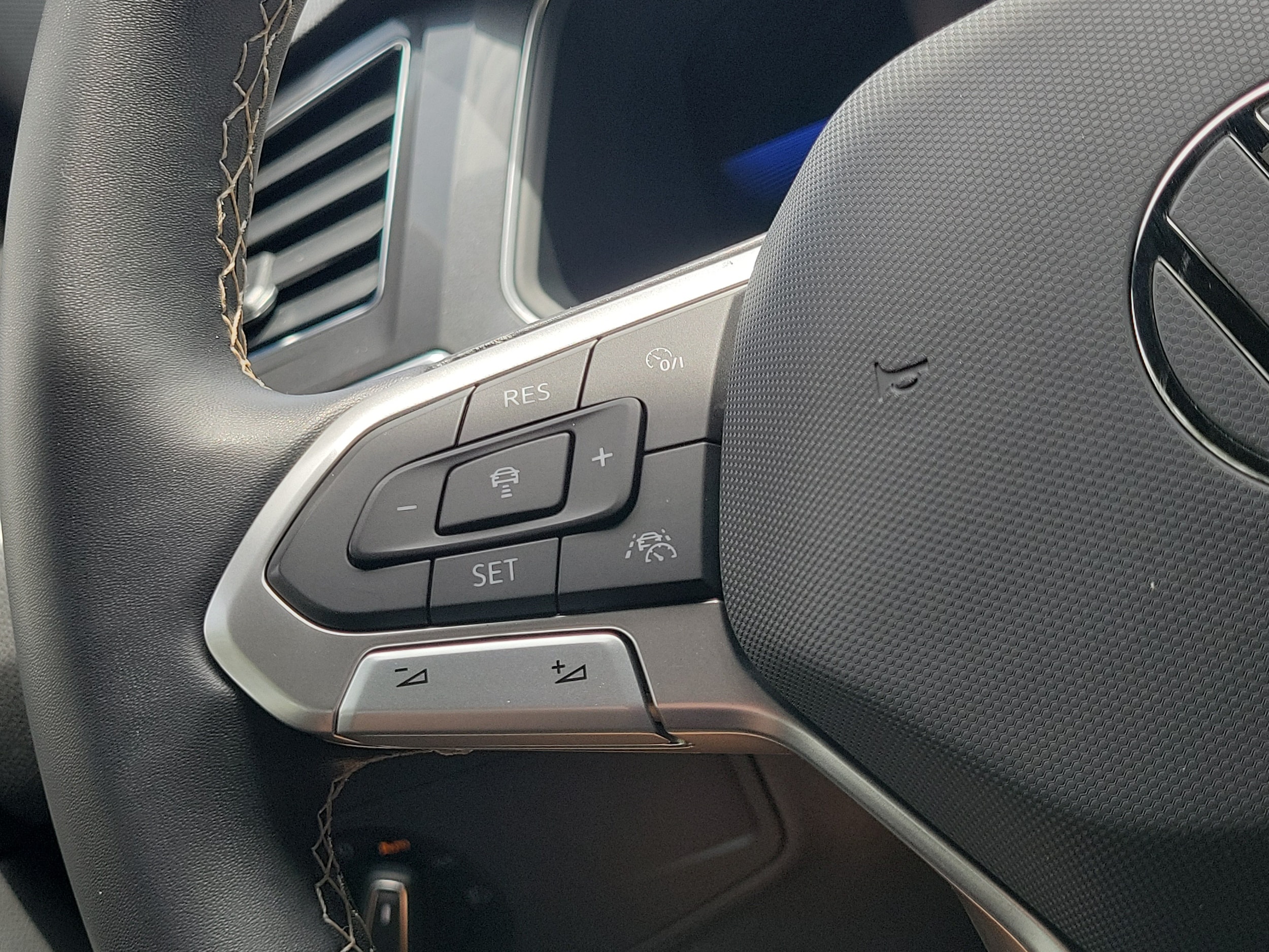2023 Volkswagen Tiguan SE R-LINE BLACK - Photo 22