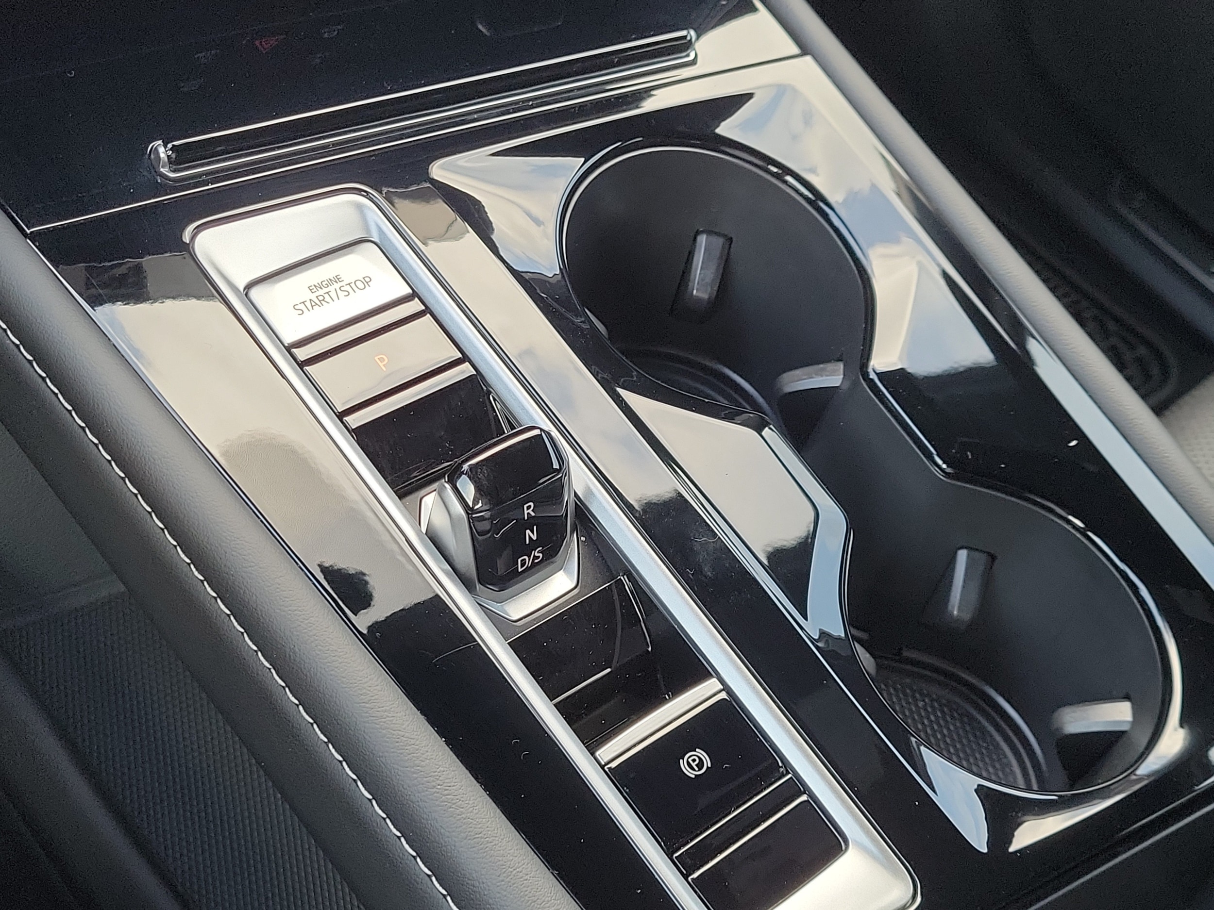 2025 Volkswagen Atlas Cross Sport SE w/Tech - Photo 24