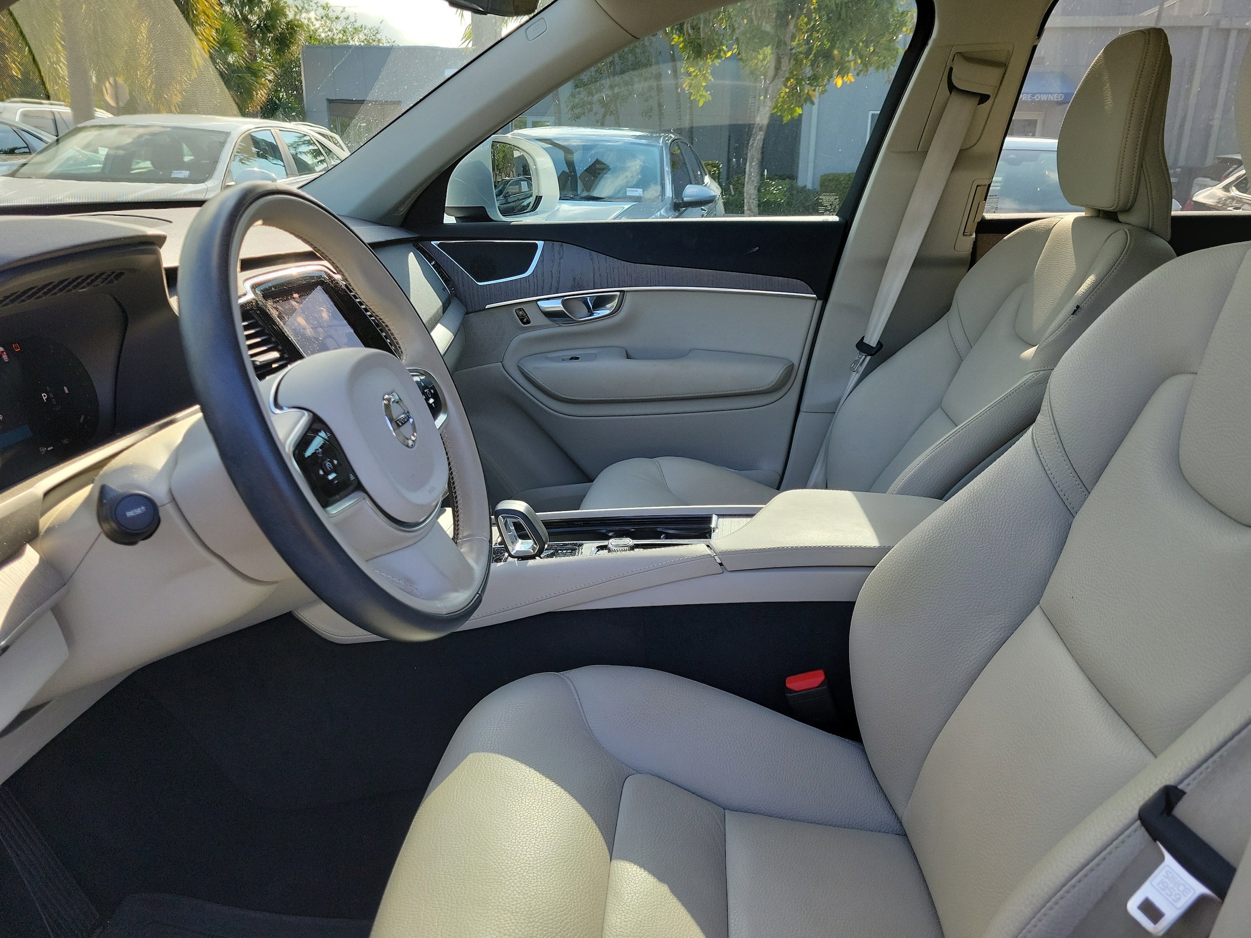 2025 Volvo XC90 Plus - Photo 17