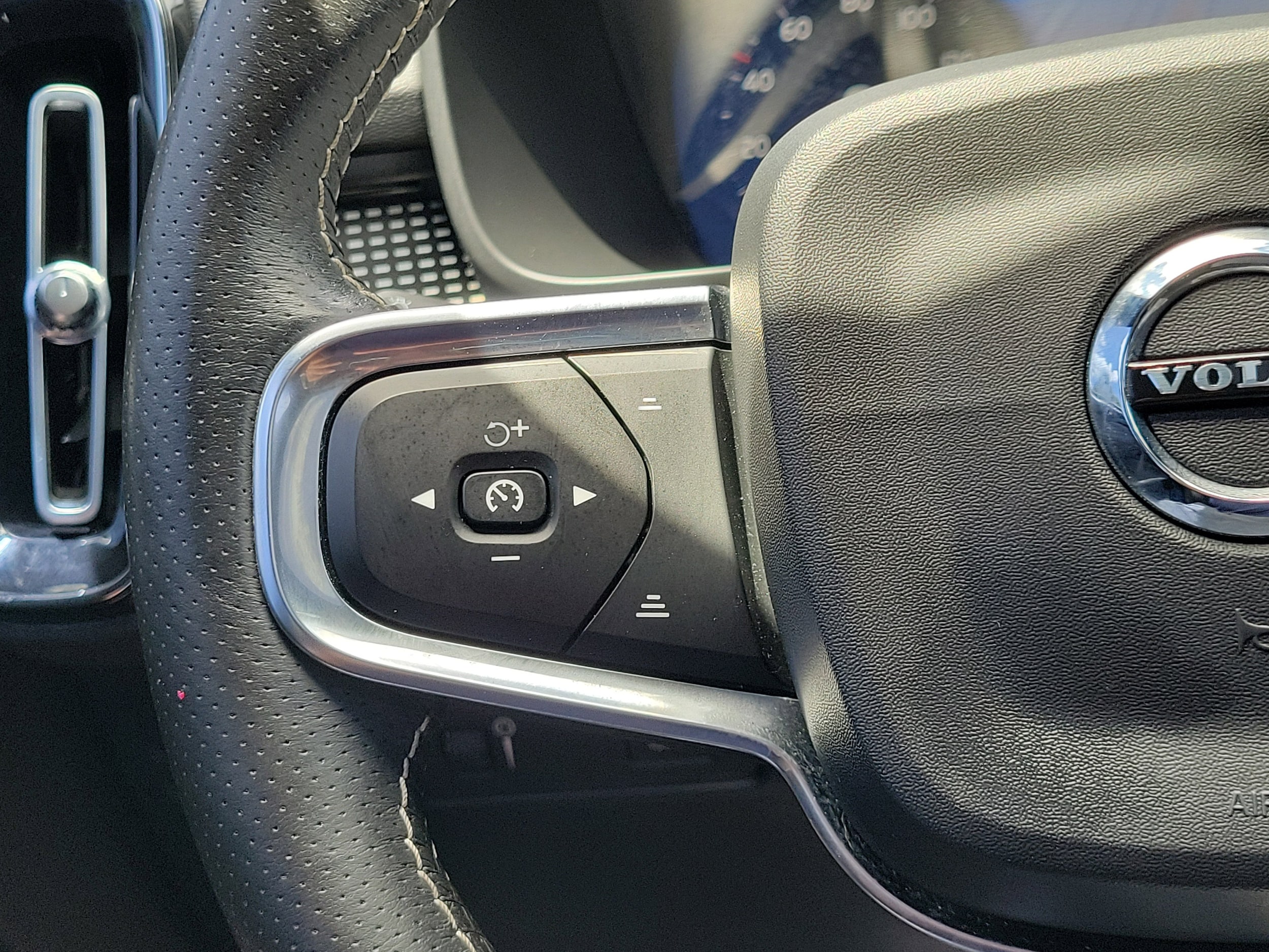 2021 Volvo XC40 R-Design - Photo 25