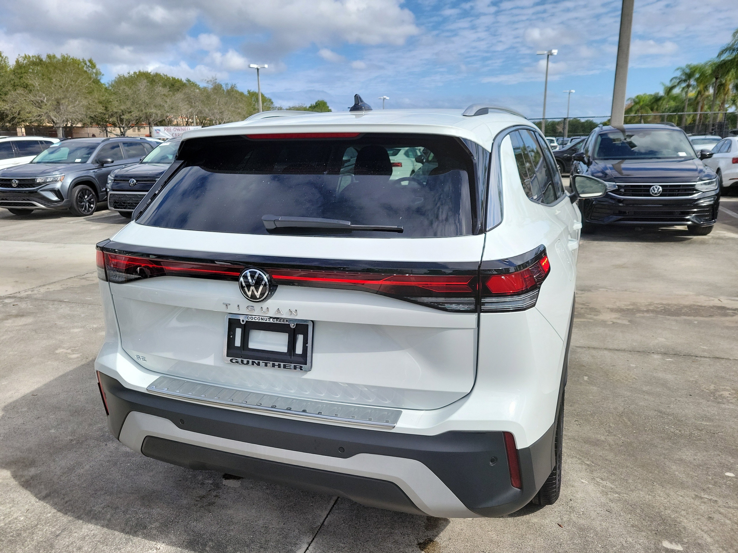 2025 Volkswagen Tiguan SE - Photo 9