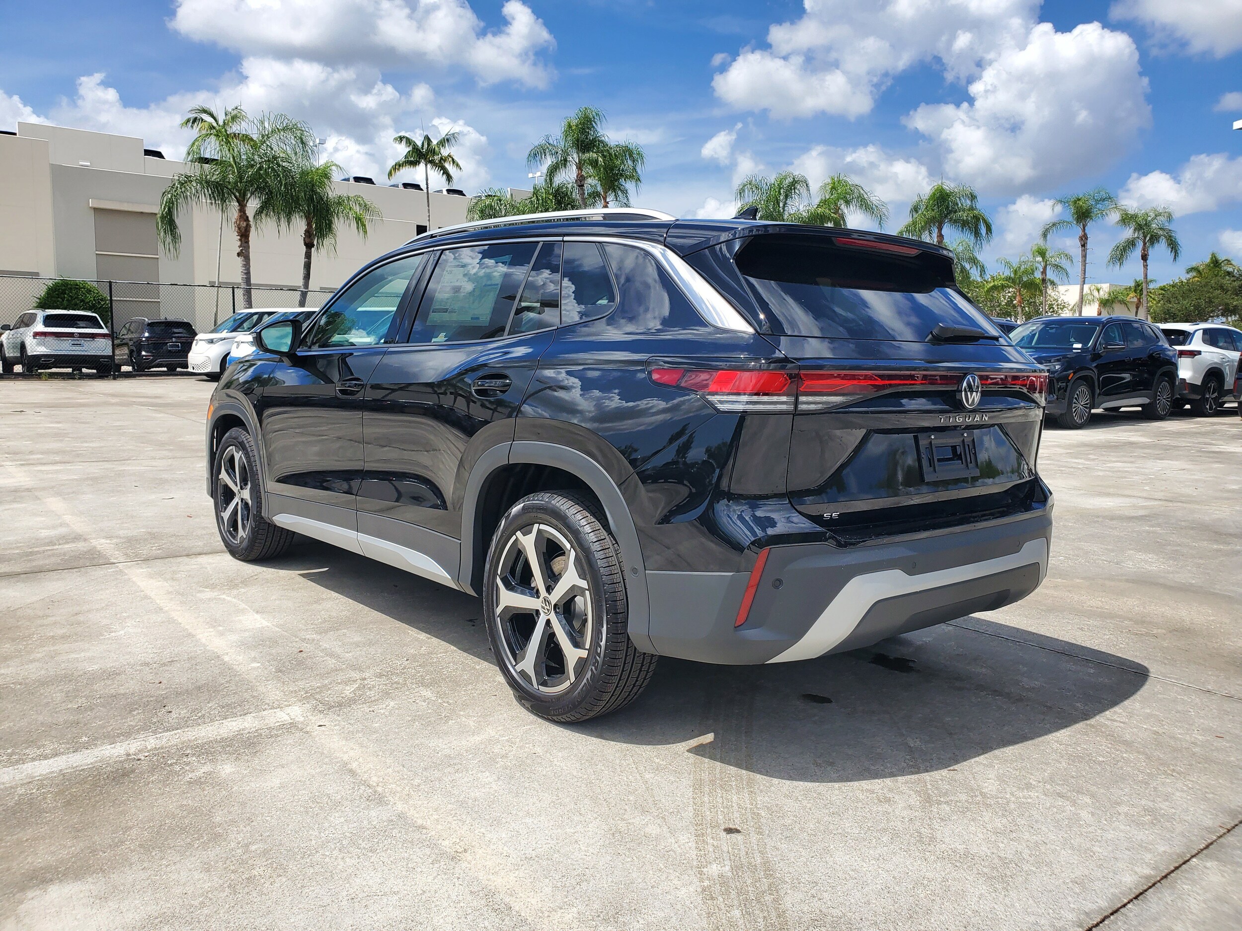 2025 Volkswagen Tiguan SE photo 4