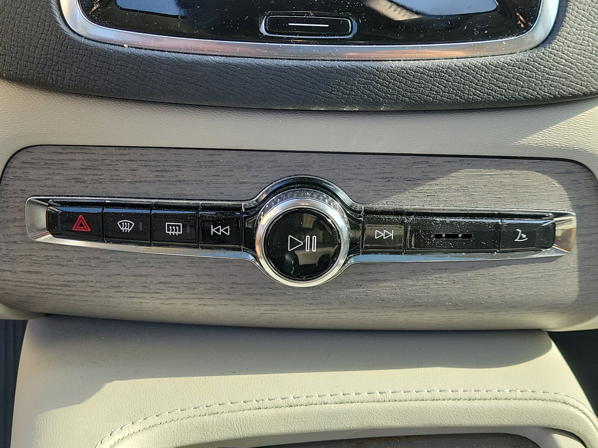 2025 Volvo XC90 Plus - Photo 21