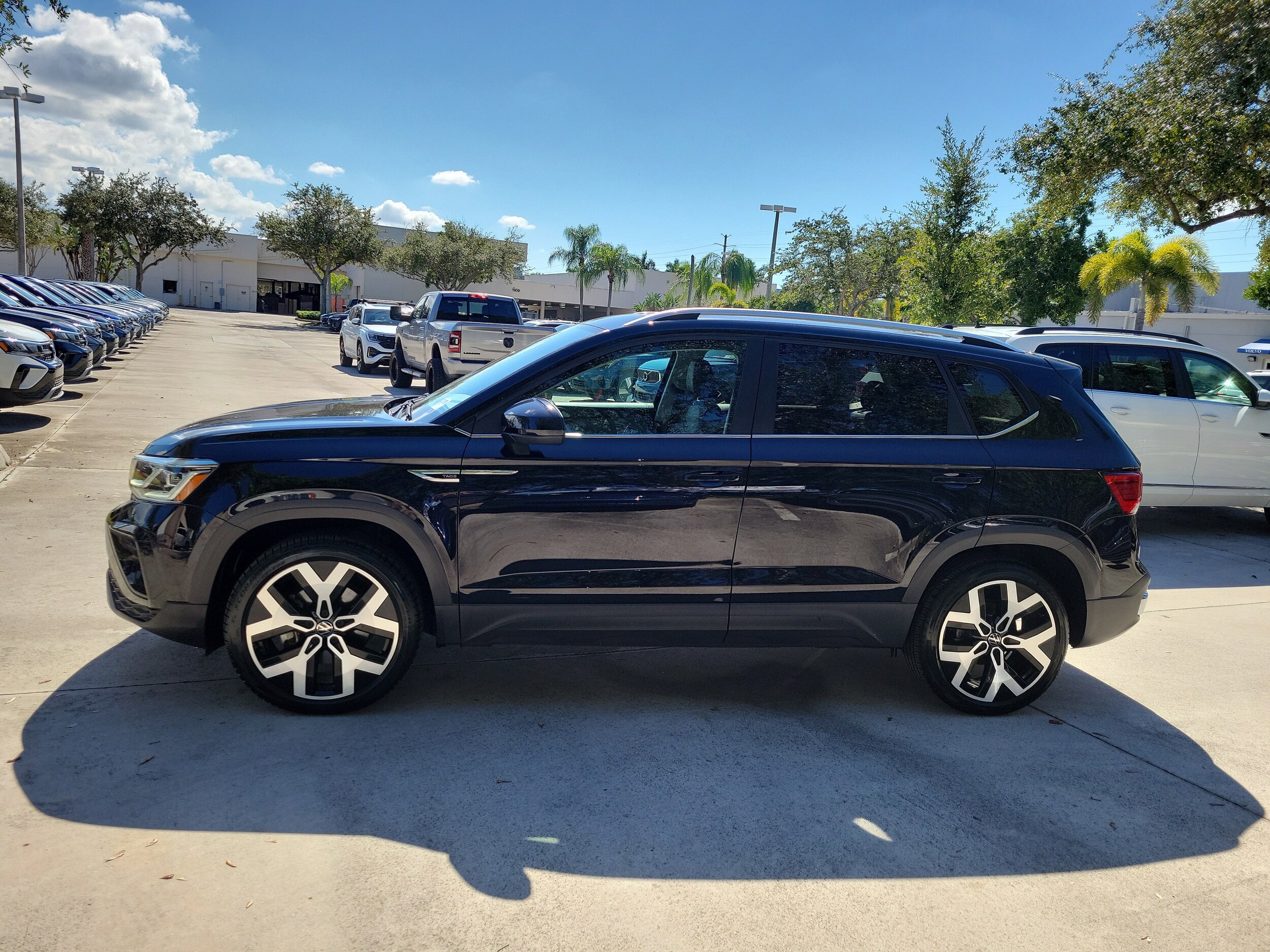 2023 Volkswagen Taos SEL photo 2