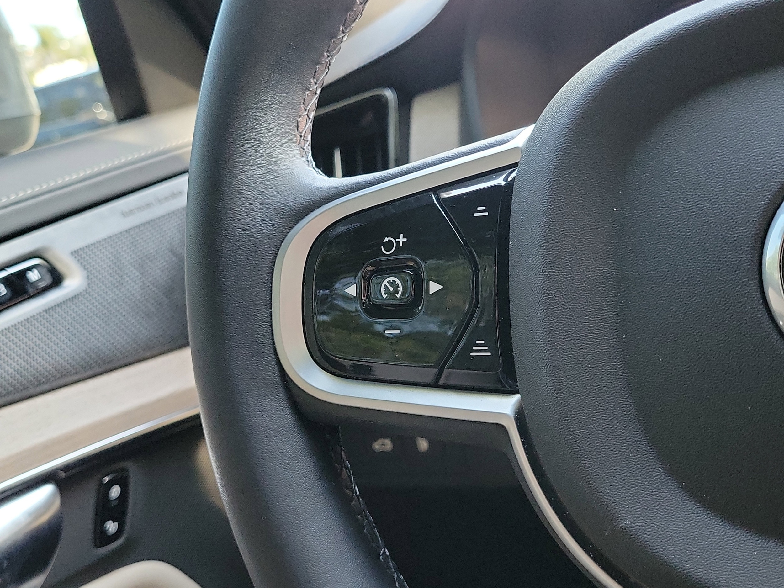 2025 Volvo XC90 Plus - Photo 24