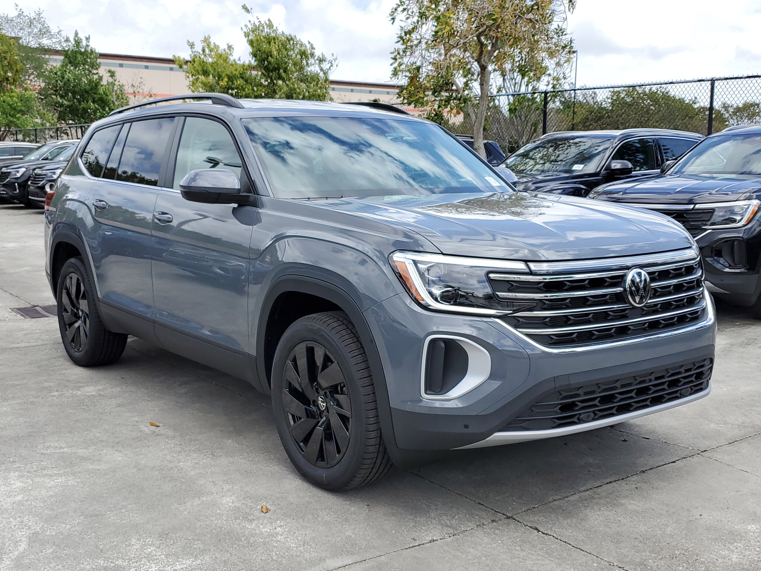 2025 Volkswagen Atlas SE Technology photo 2