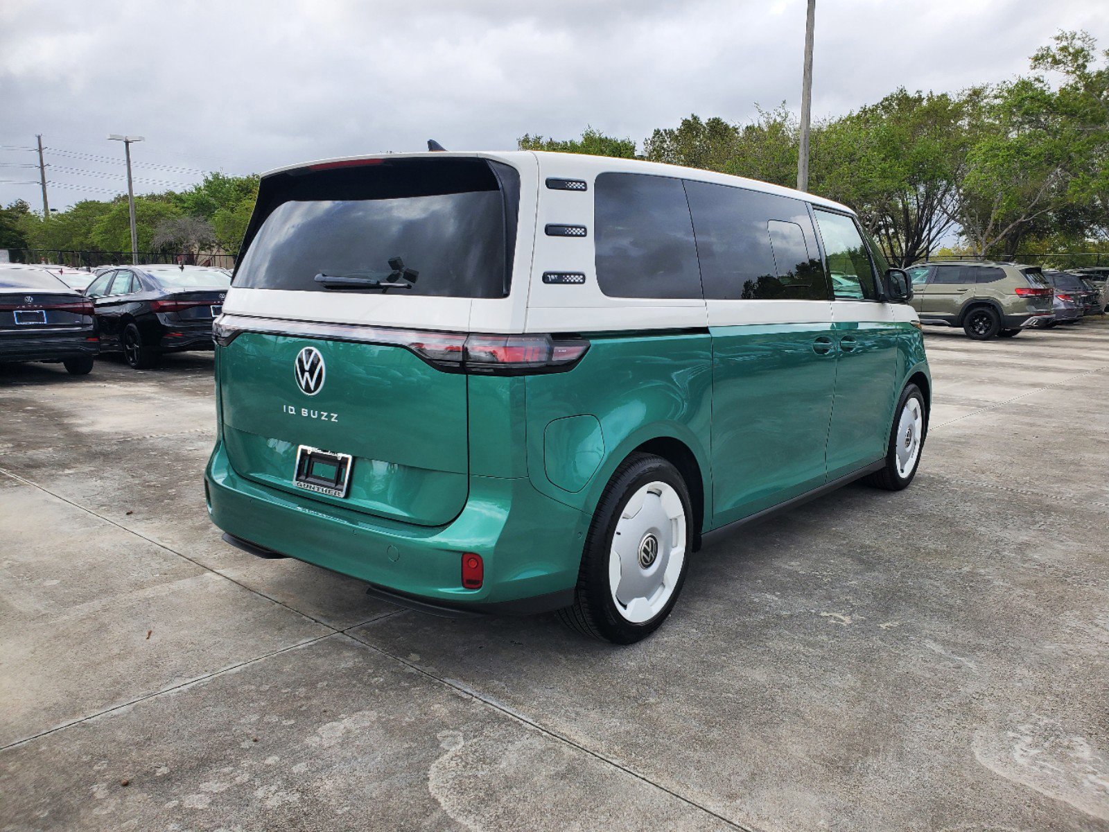 2025 Volkswagen ID. Buzz photo 3